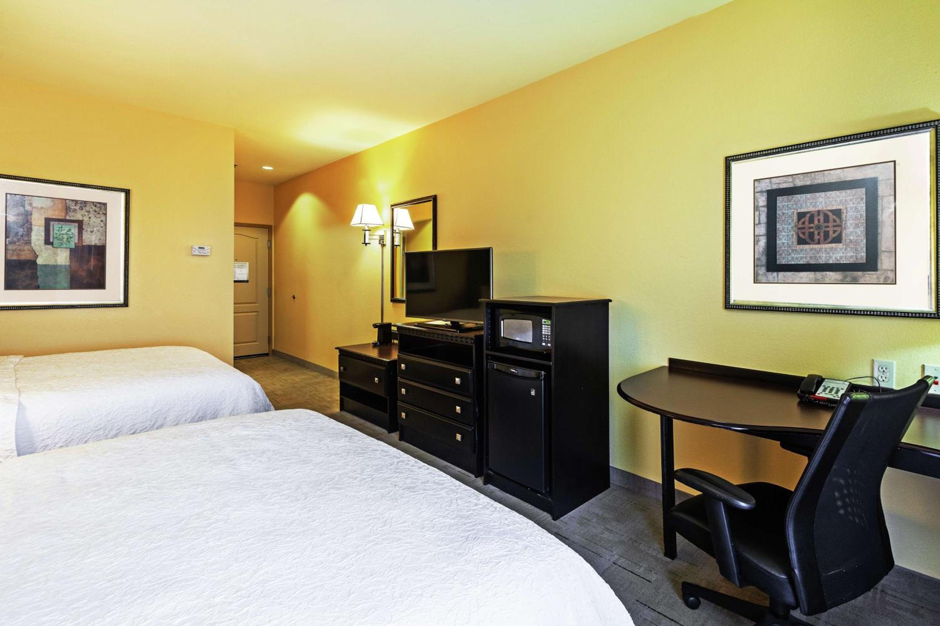 Room with Two Queen Beds - Non-Smoking - Photo 3