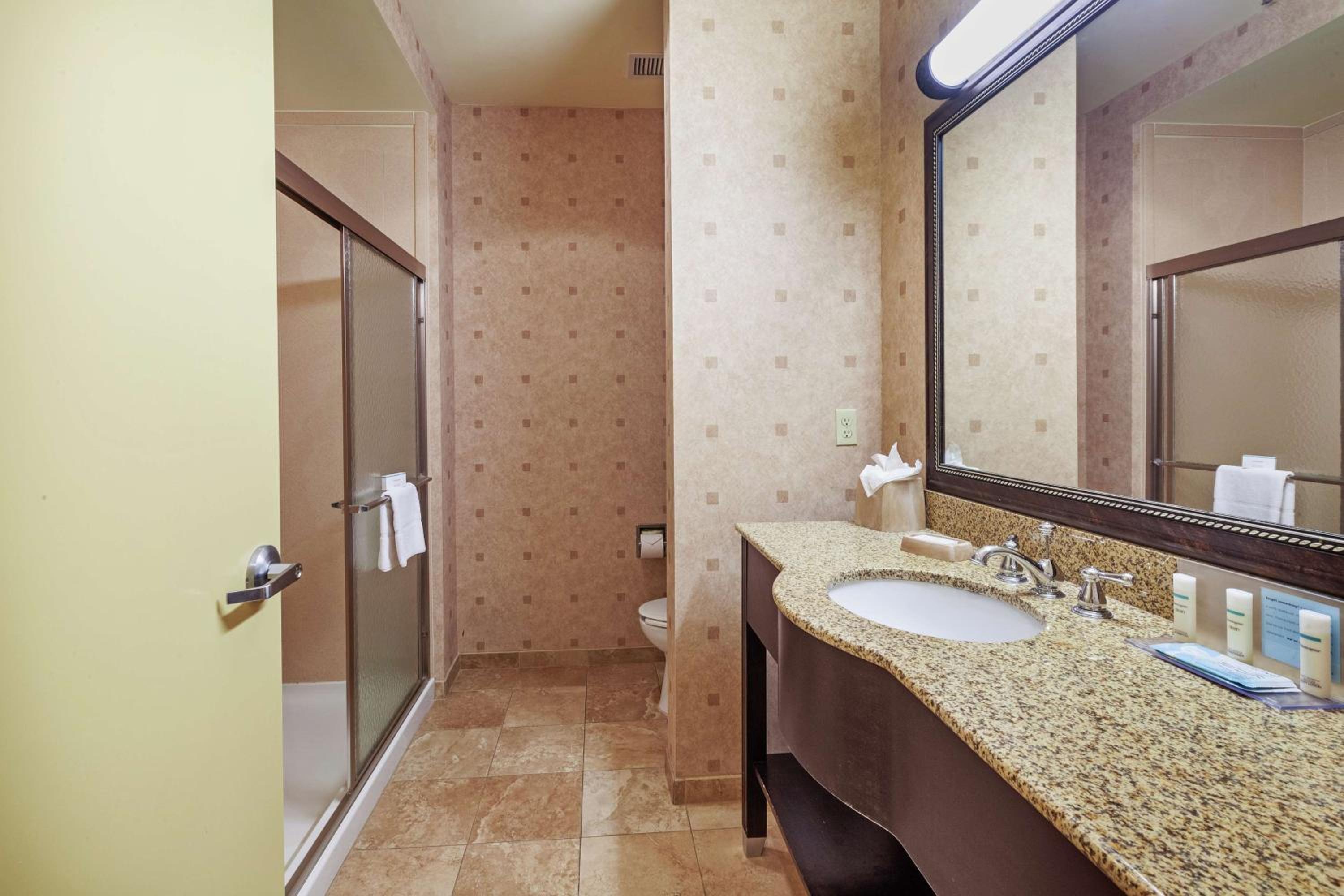 King Room with King Bed - Non-Smoking - Photo 4