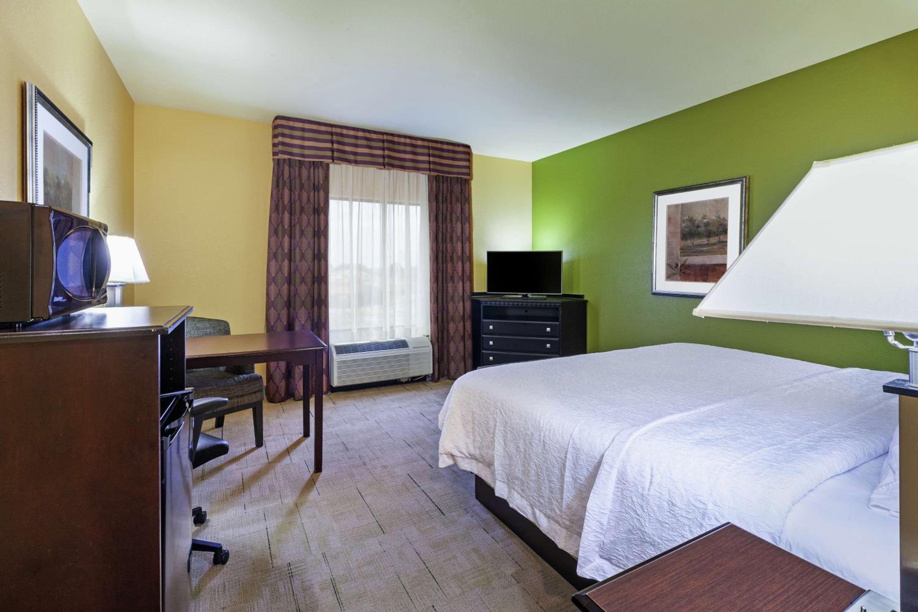 King Room with King Bed - Non-Smoking - Photo 5