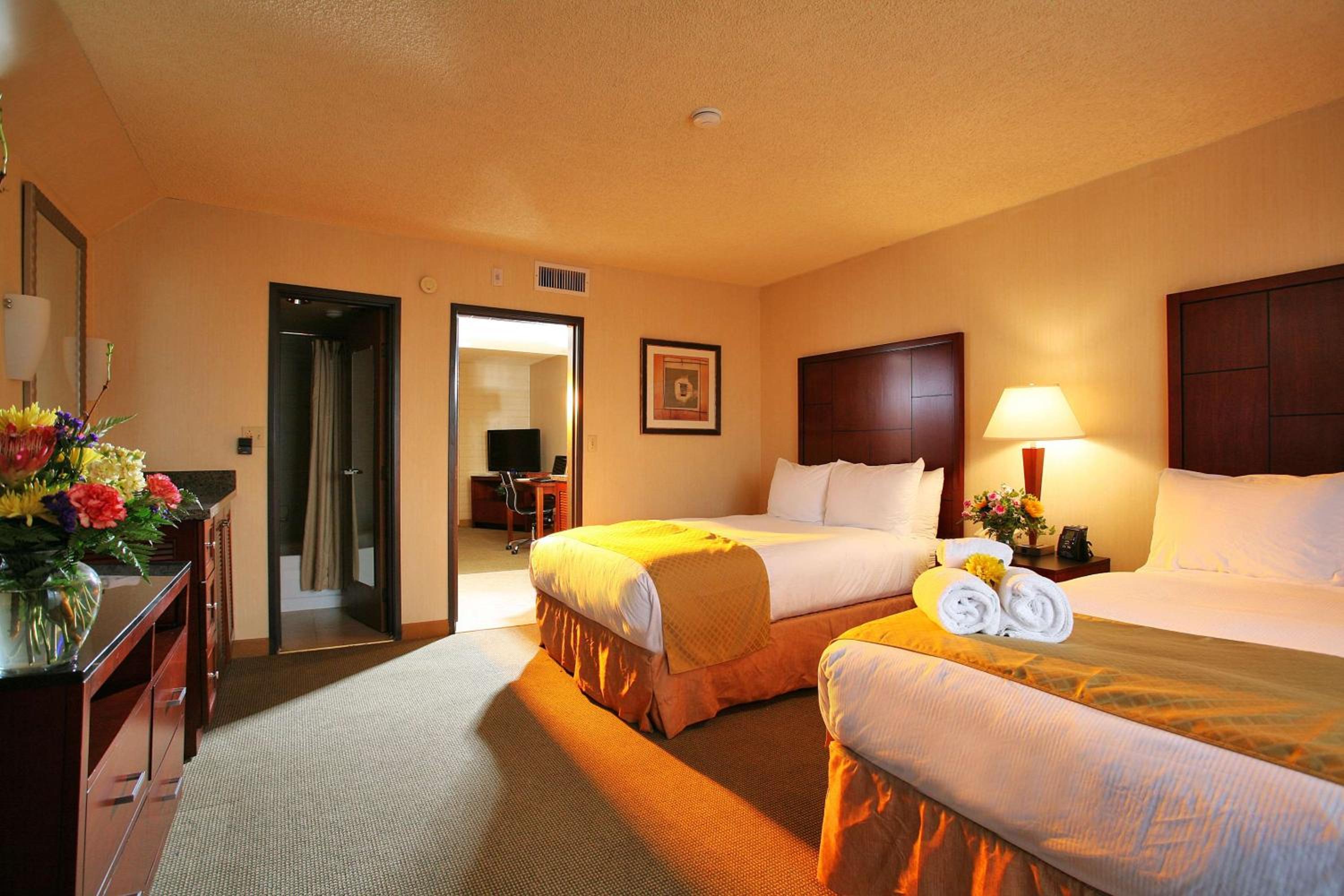 One-Bedroom Suite with Two Double Beds - Non-Smoking - Photo 1