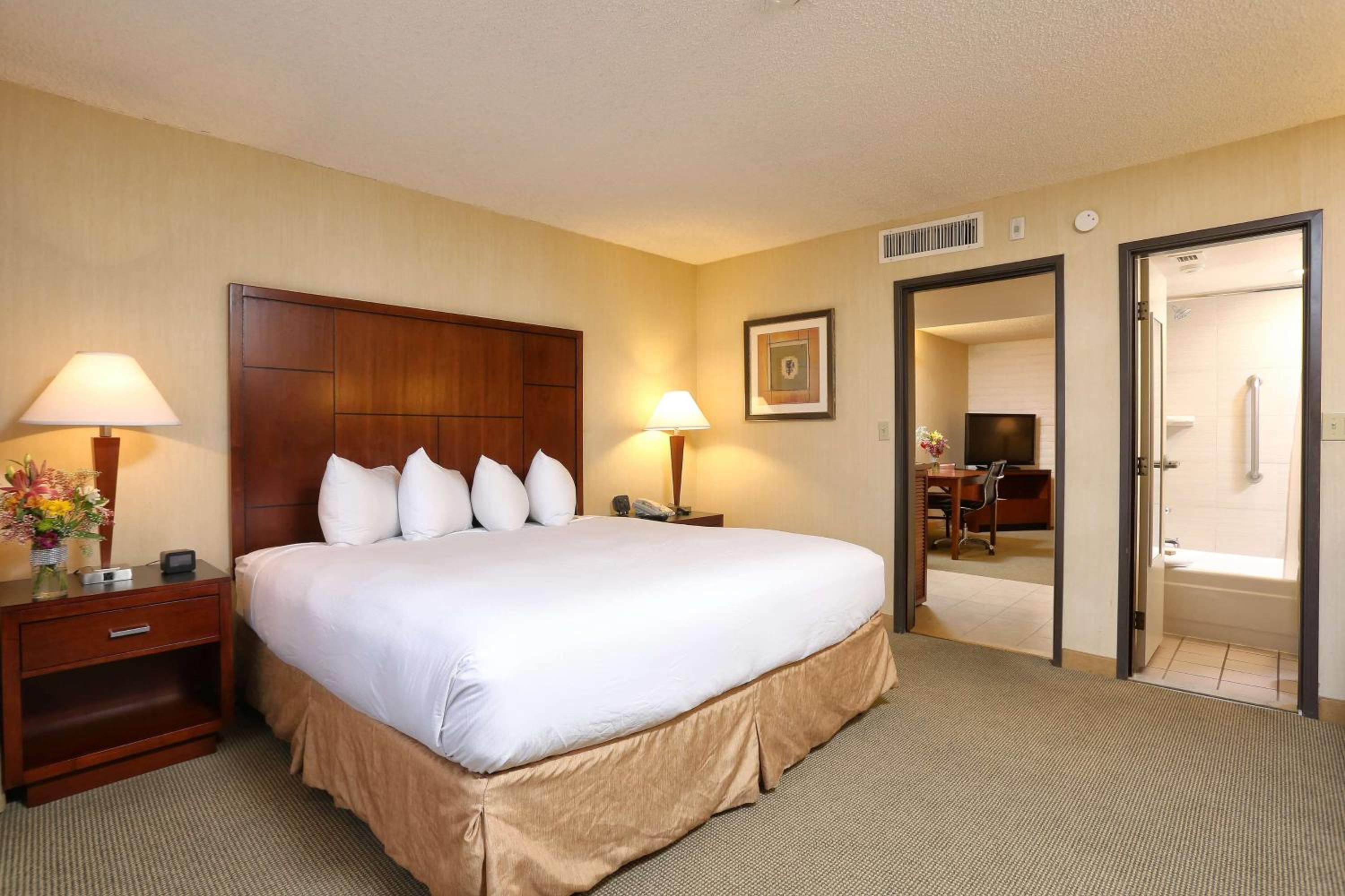 Two-Bedroom Deluxe King Suite - Non-Smoking - Photo 2