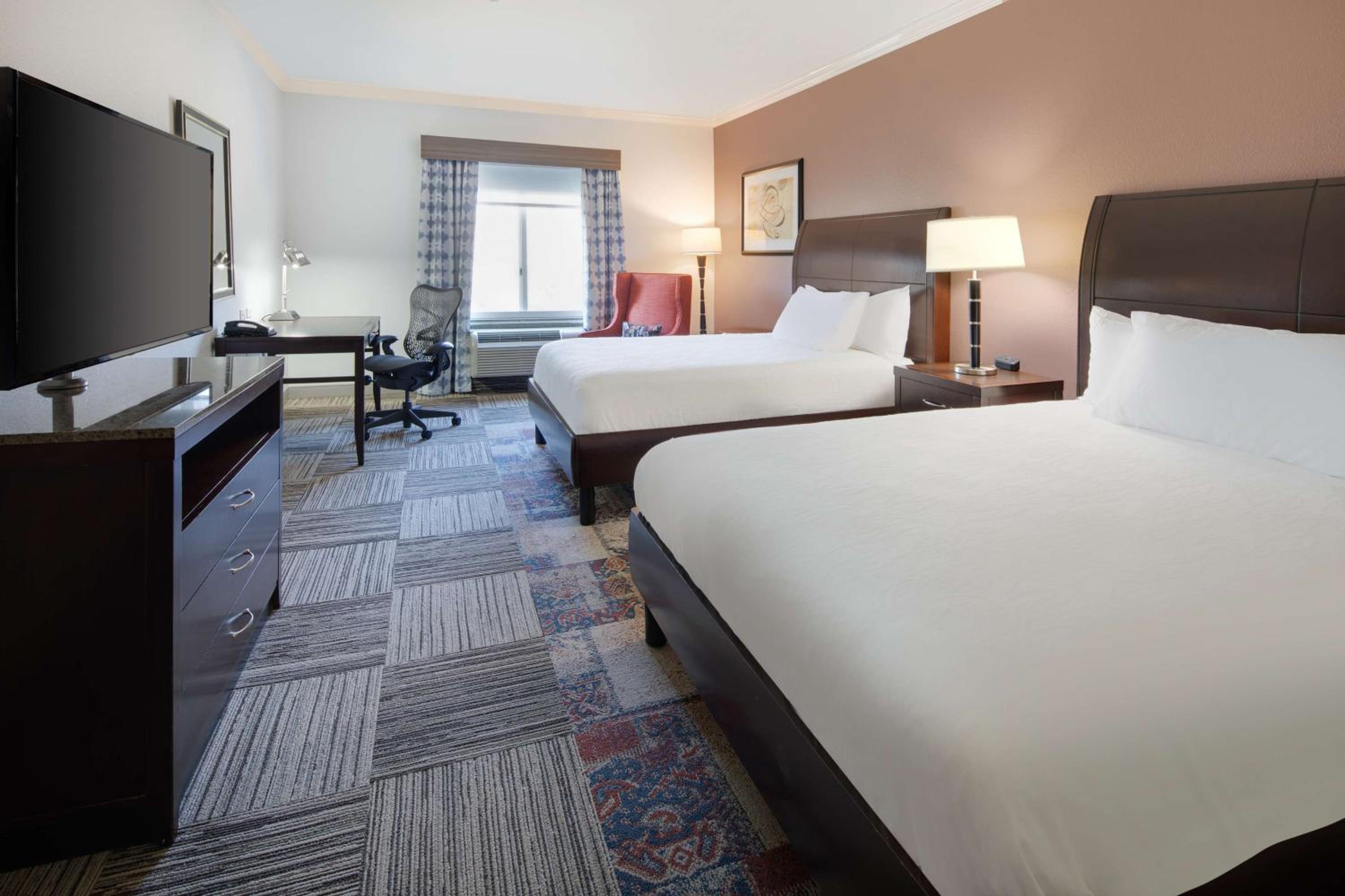 Queen Room with Two Queen Beds - Photo 2