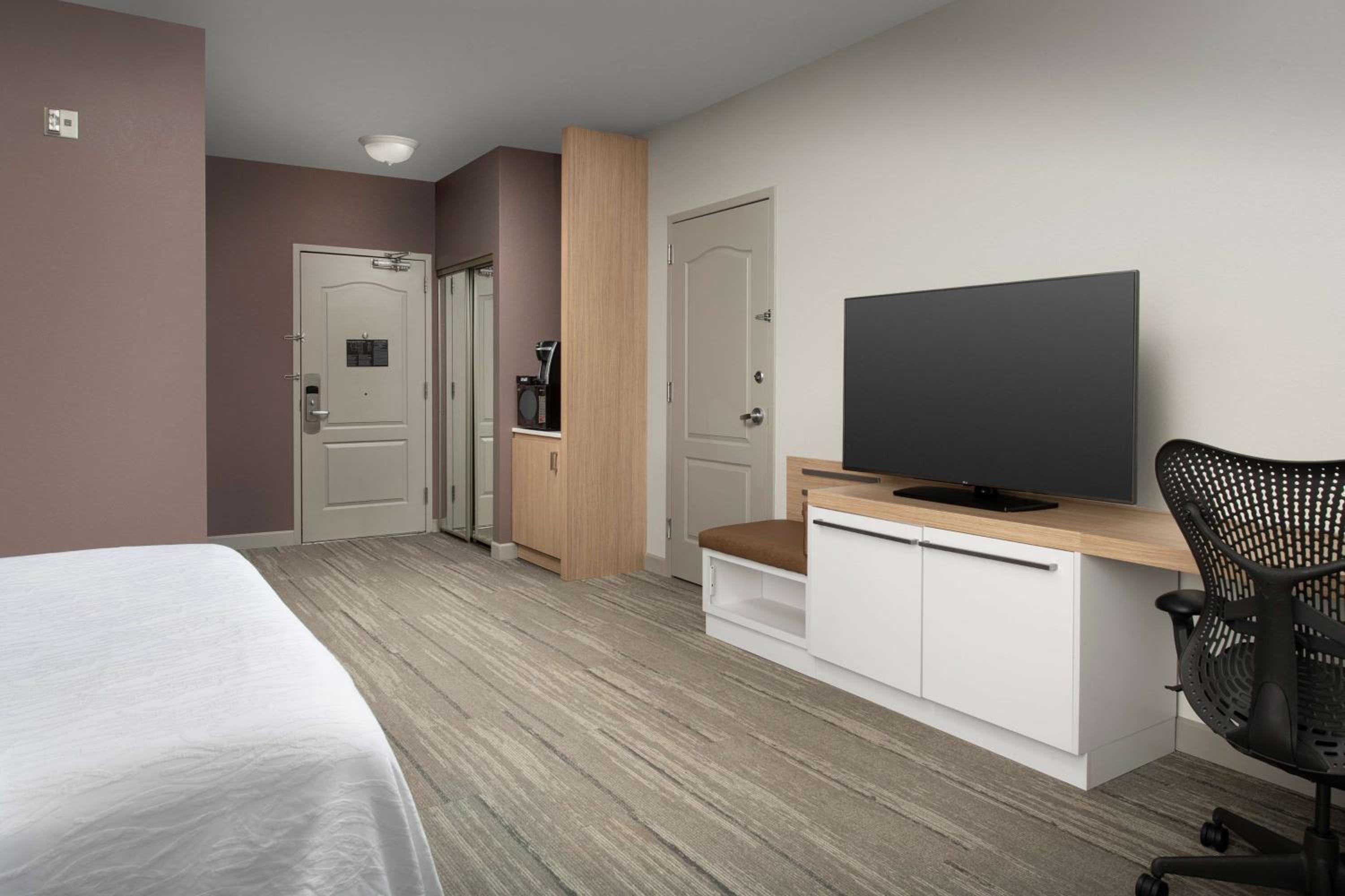 King Room with Tub - Mobility and Hearing Access - Photo 1