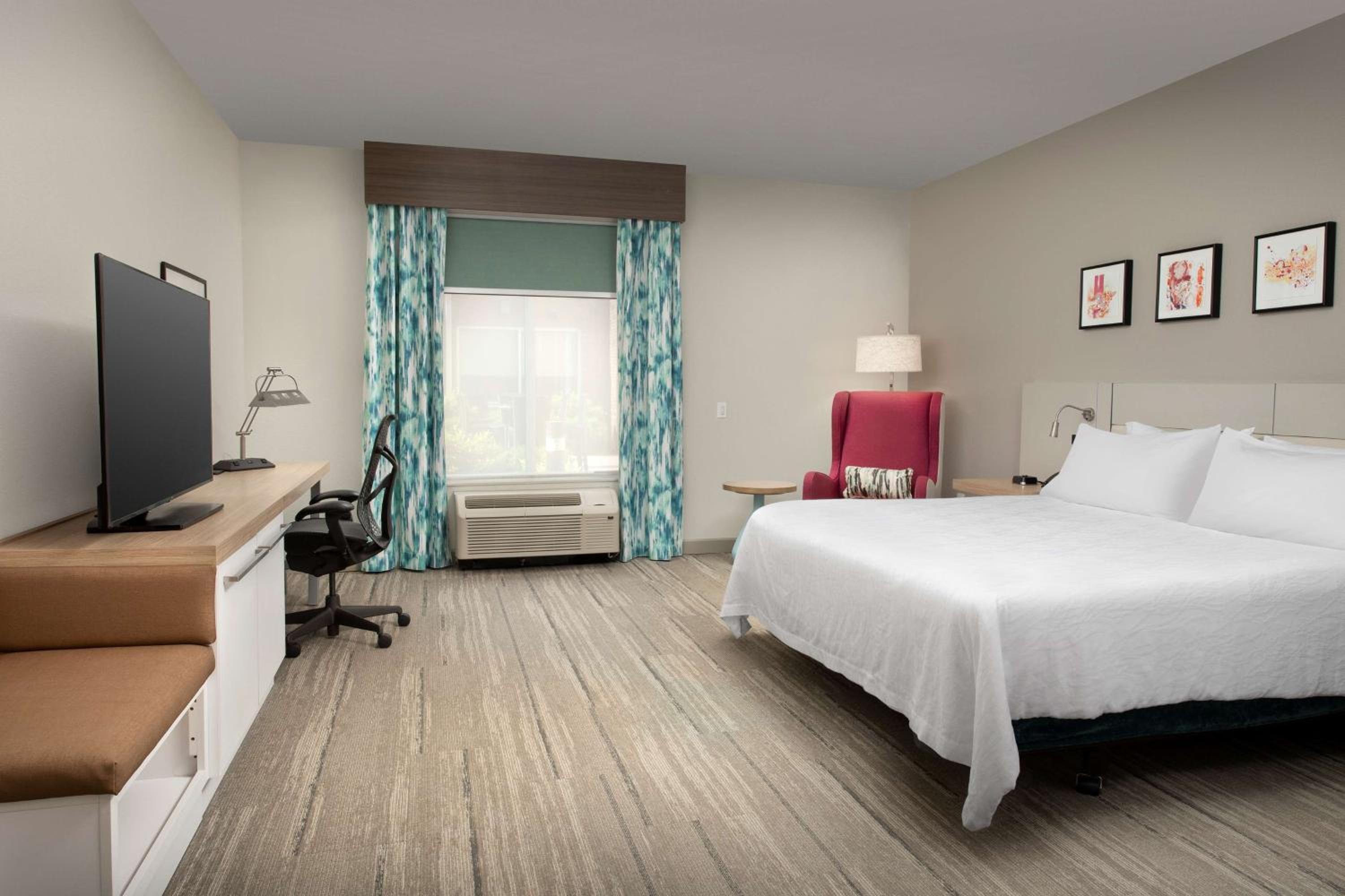 King Room with Tub - Mobility and Hearing Access - Photo 4