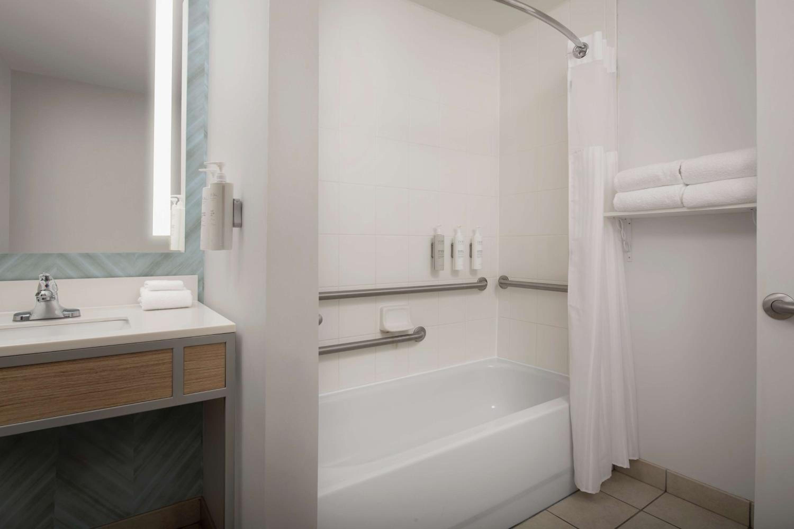 King Room with Tub - Mobility and Hearing Access - Photo 7
