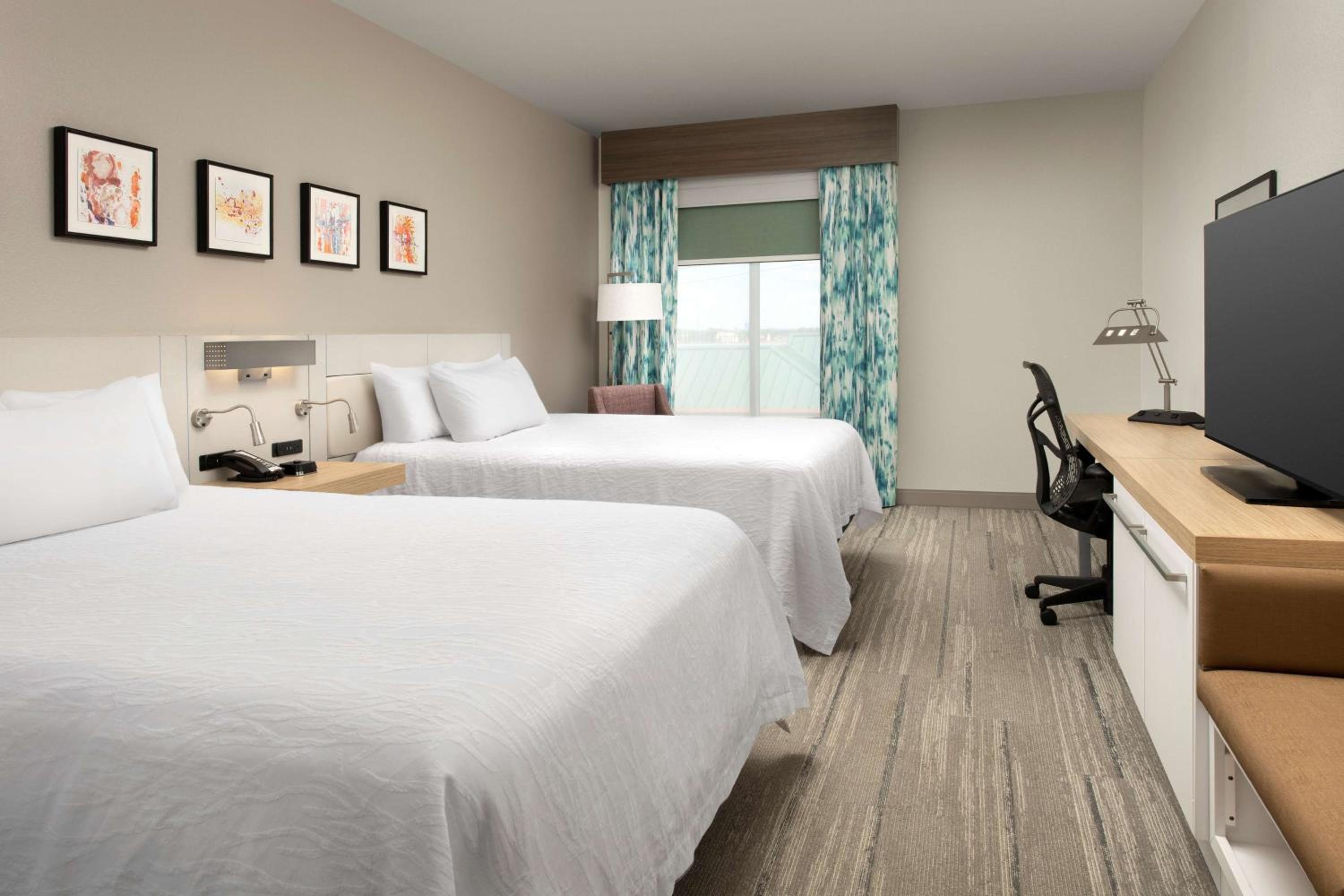 Queen Room with Two Queen Beds - Photo 2