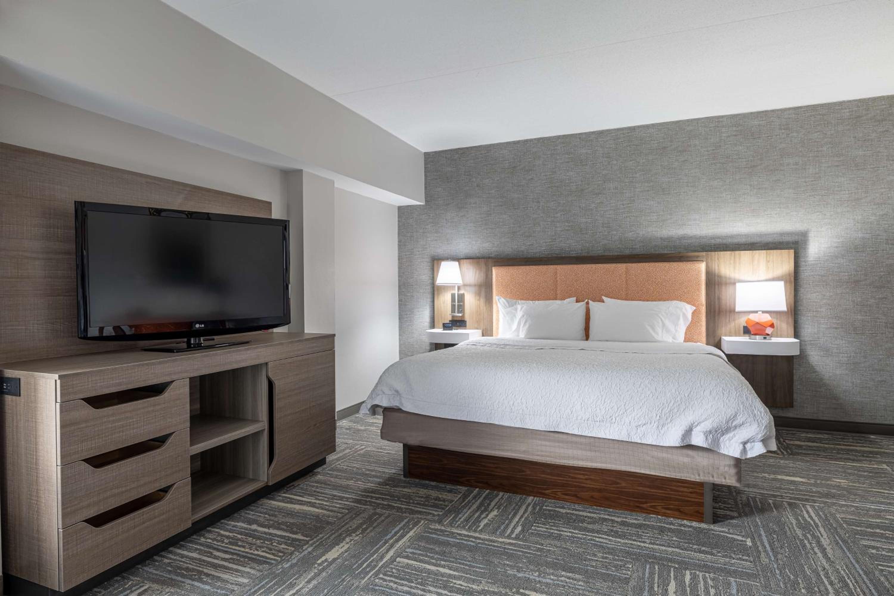 King Room with King Bed - Non-Smoking - Photo 1
