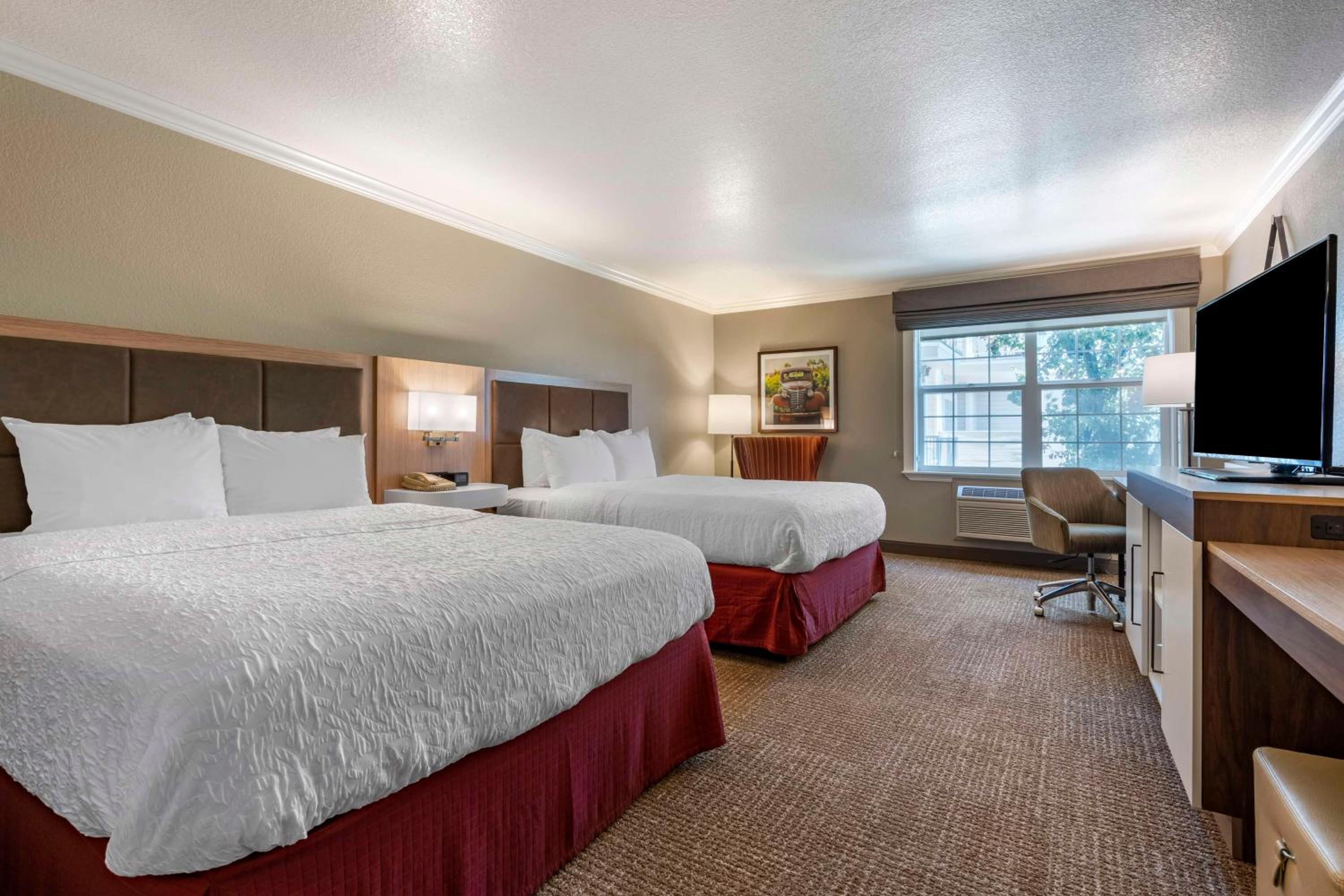 Queen Room with Two Queen Beds (4 Adults) - Photo 5