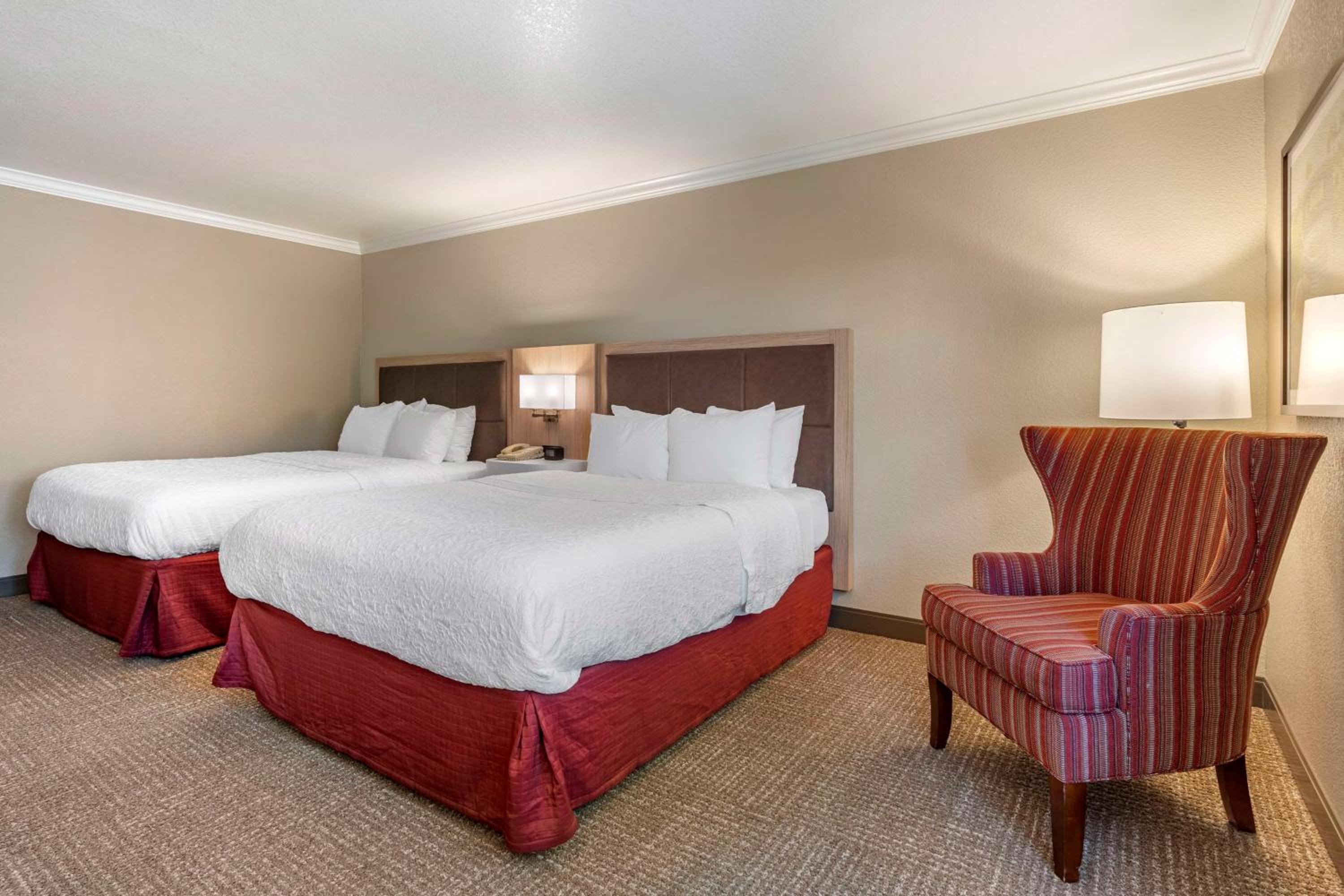 Queen Room with Two Queen Beds (4 Adults) - Photo 6