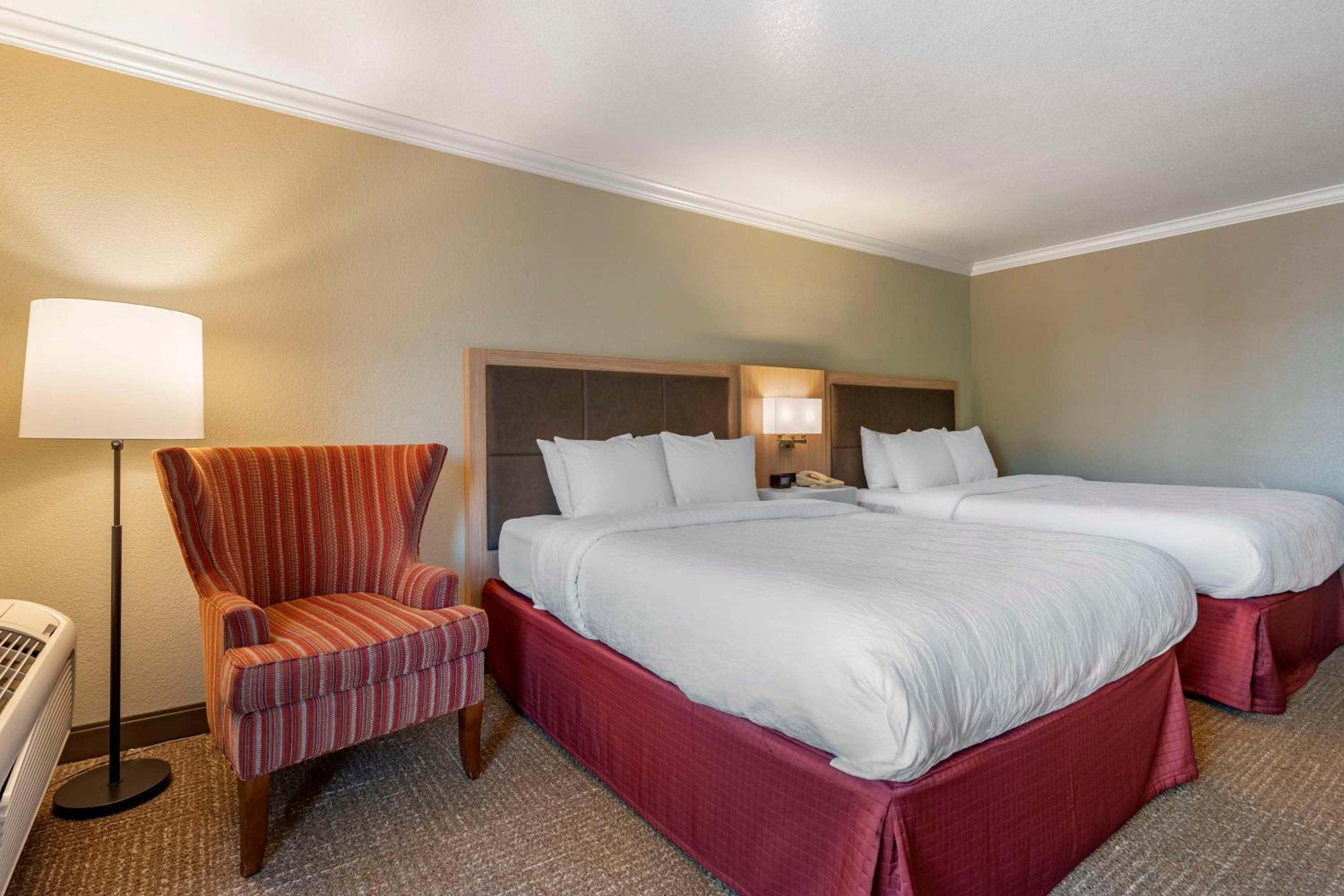 Queen Room with Two Queen Beds and Balcony - Non-Smoking - Photo 3