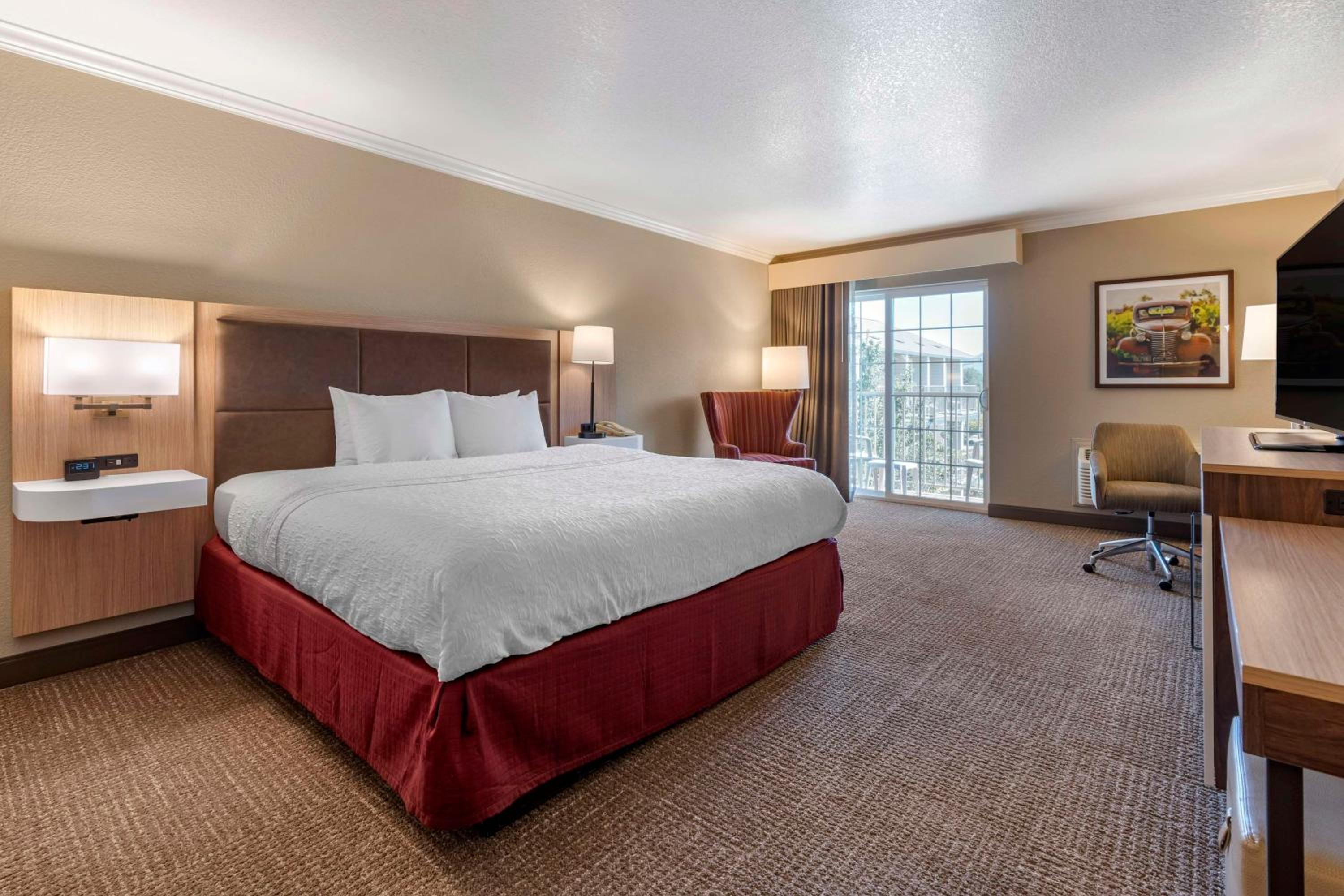 King Room with Balcony - Non-Smoking - Photo 2