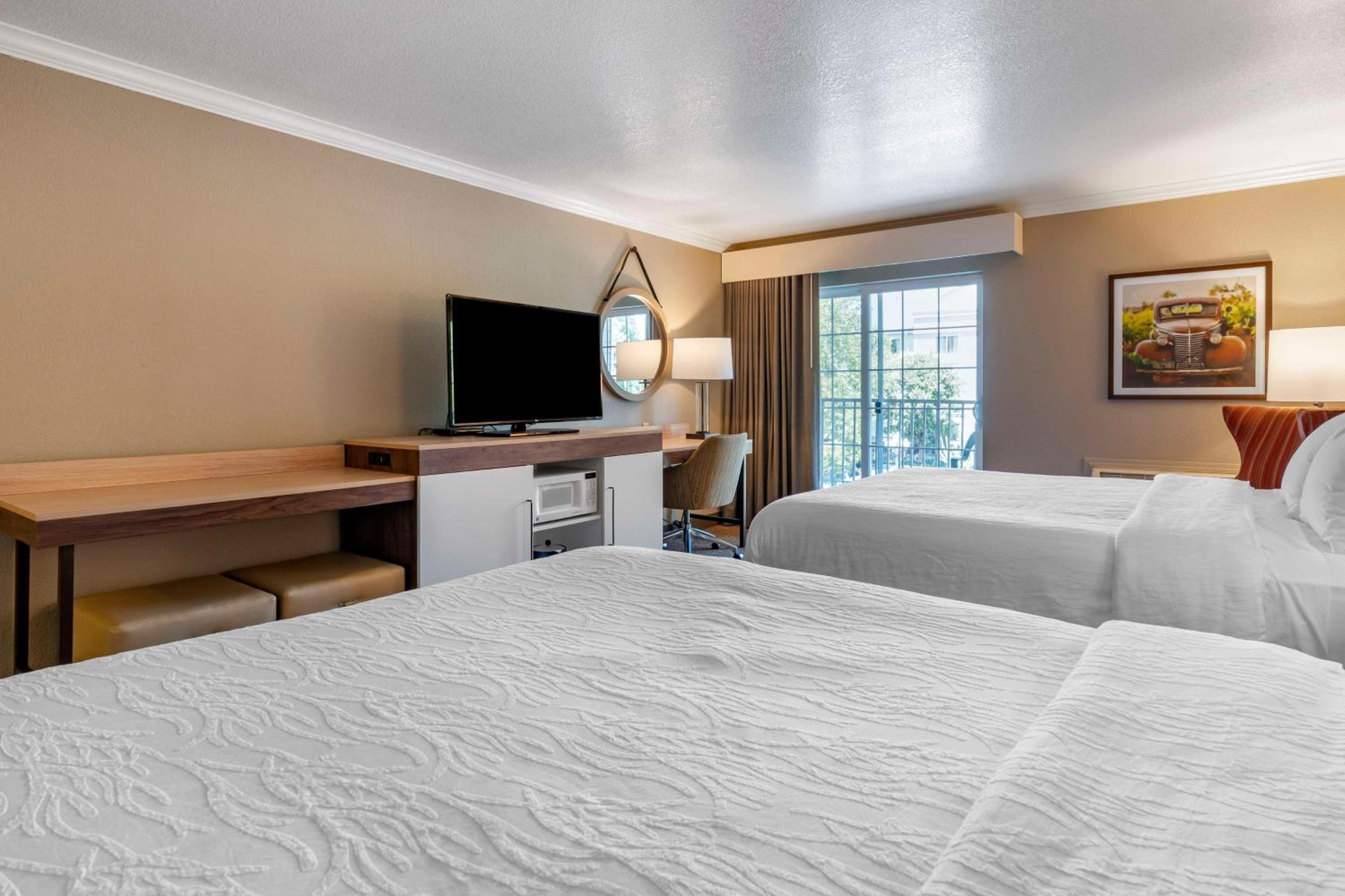Queen Room with Two Queen Beds and Balcony - Non-Smoking - Photo 4