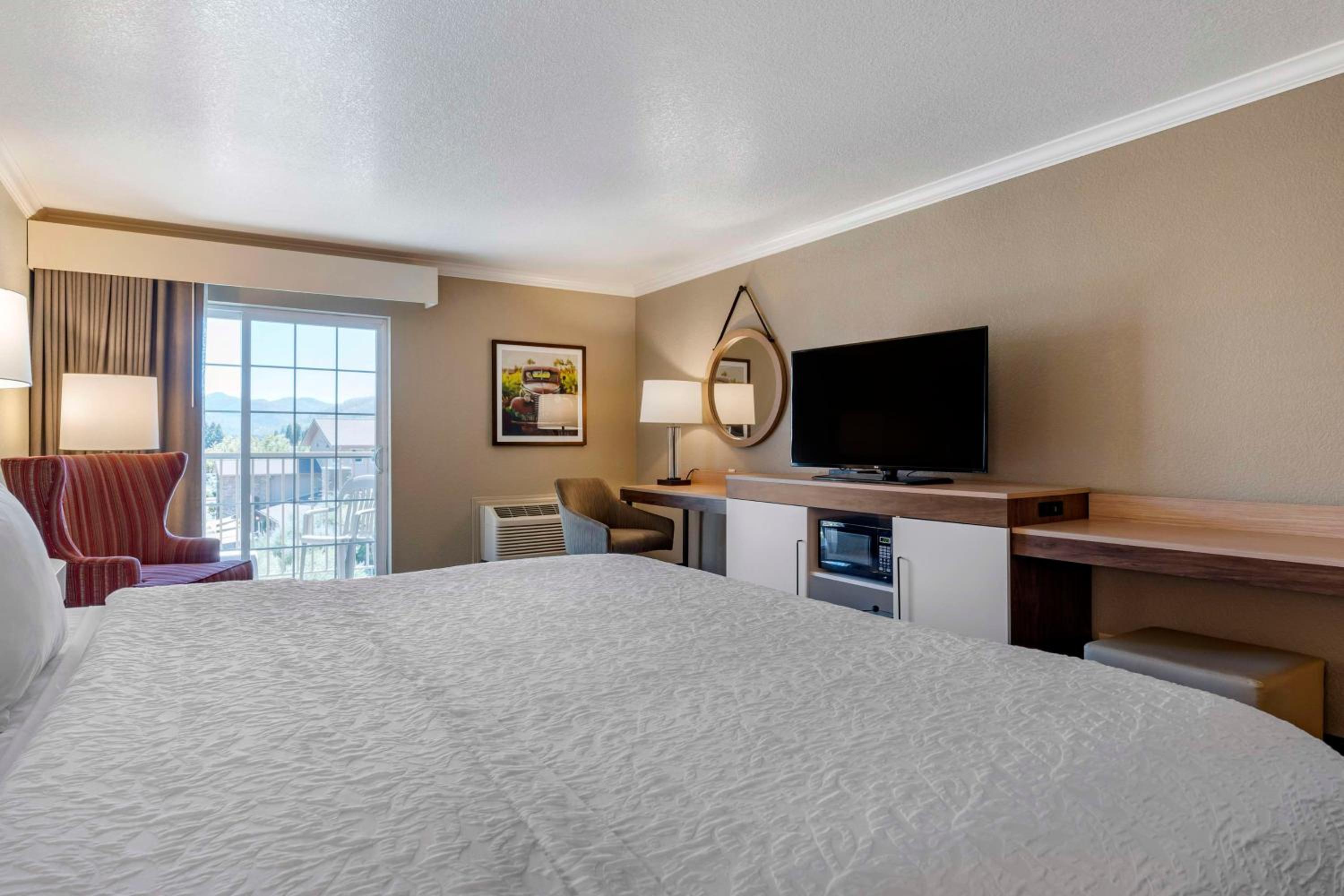 King Room with Balcony - Non-Smoking - Photo 3