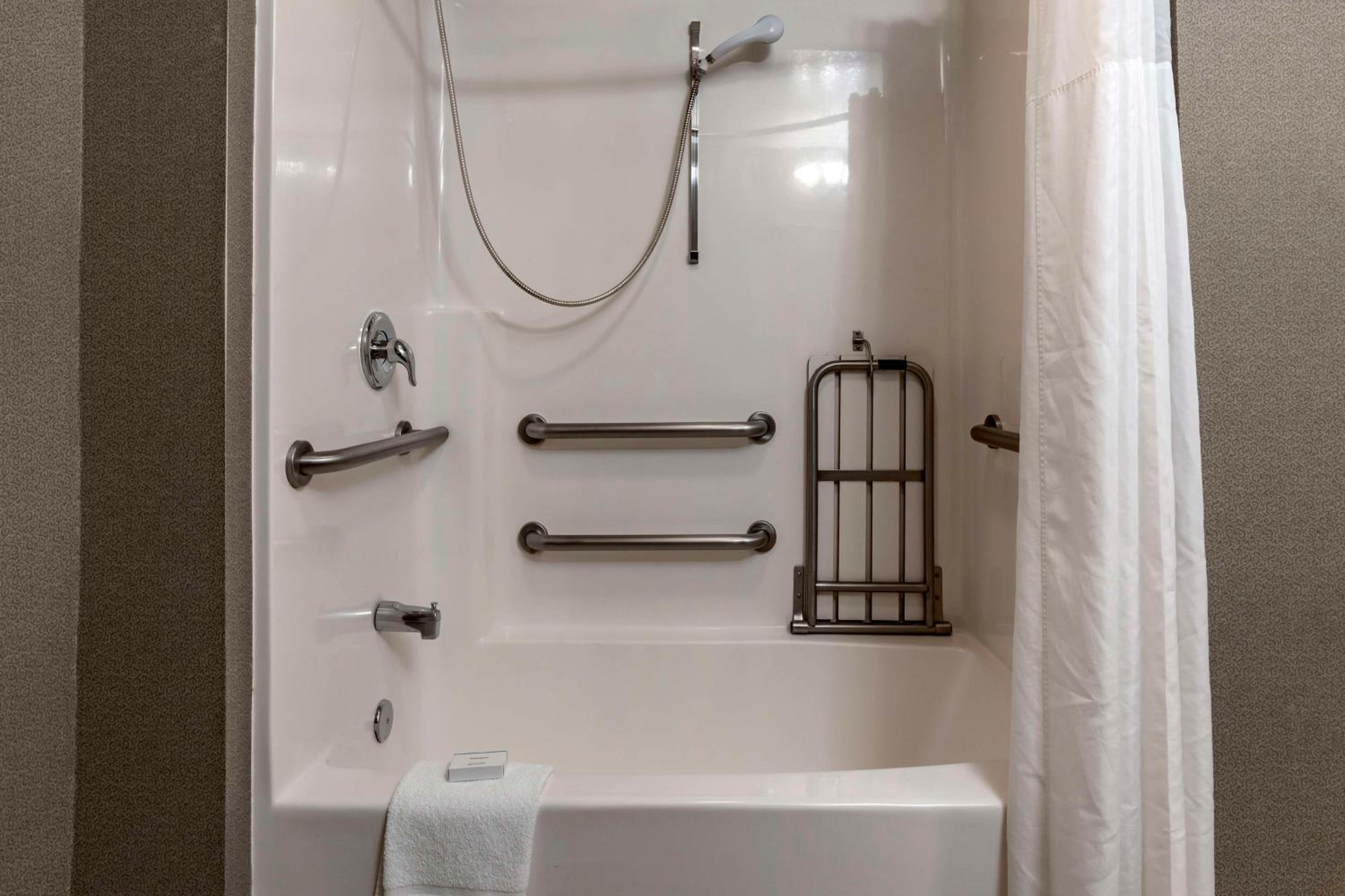 King Room with Bath Tub - Disability Access - Non-Smoking - Photo 2