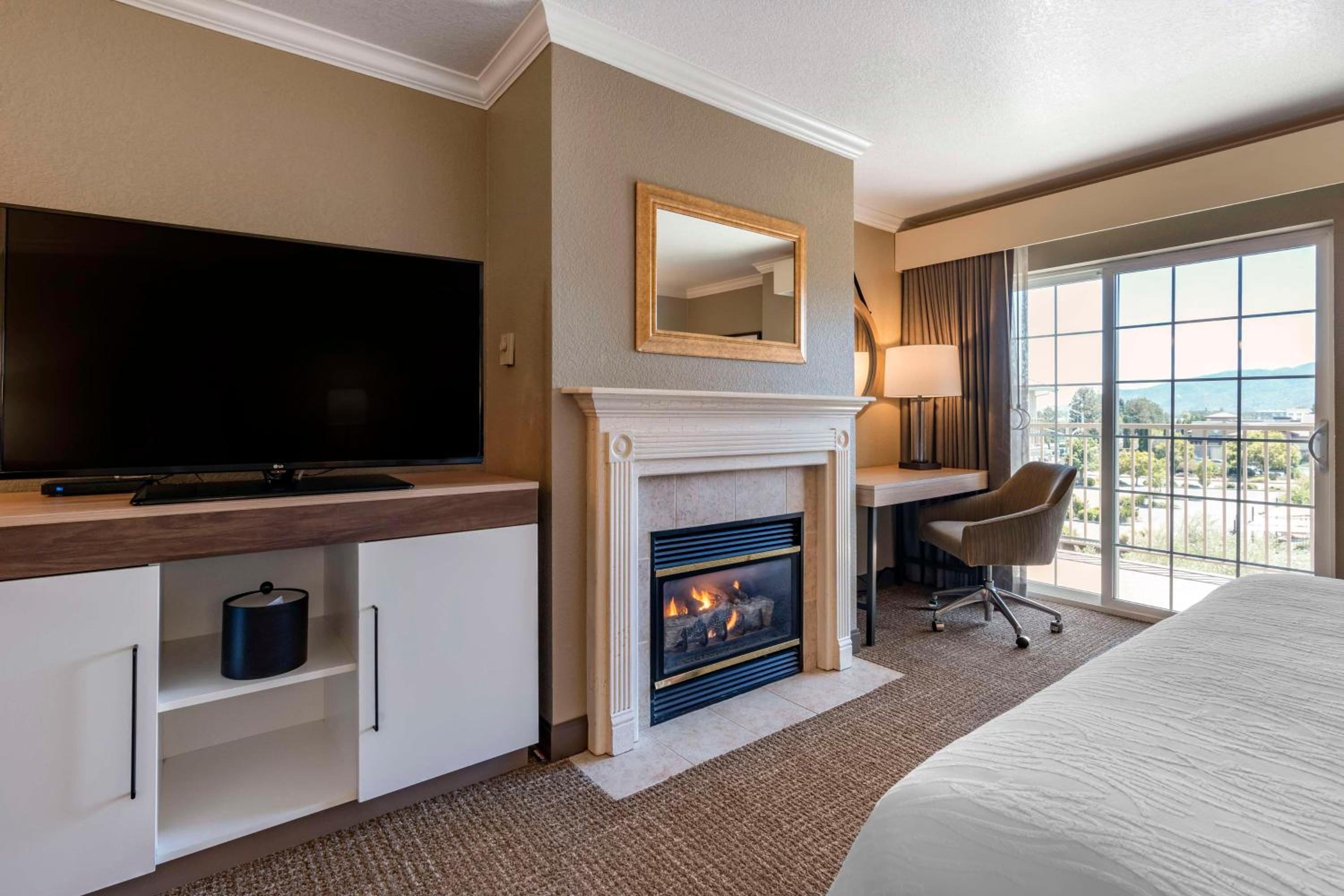 King Room with Bath Tub - Disability Access - Non-Smoking - Photo 4