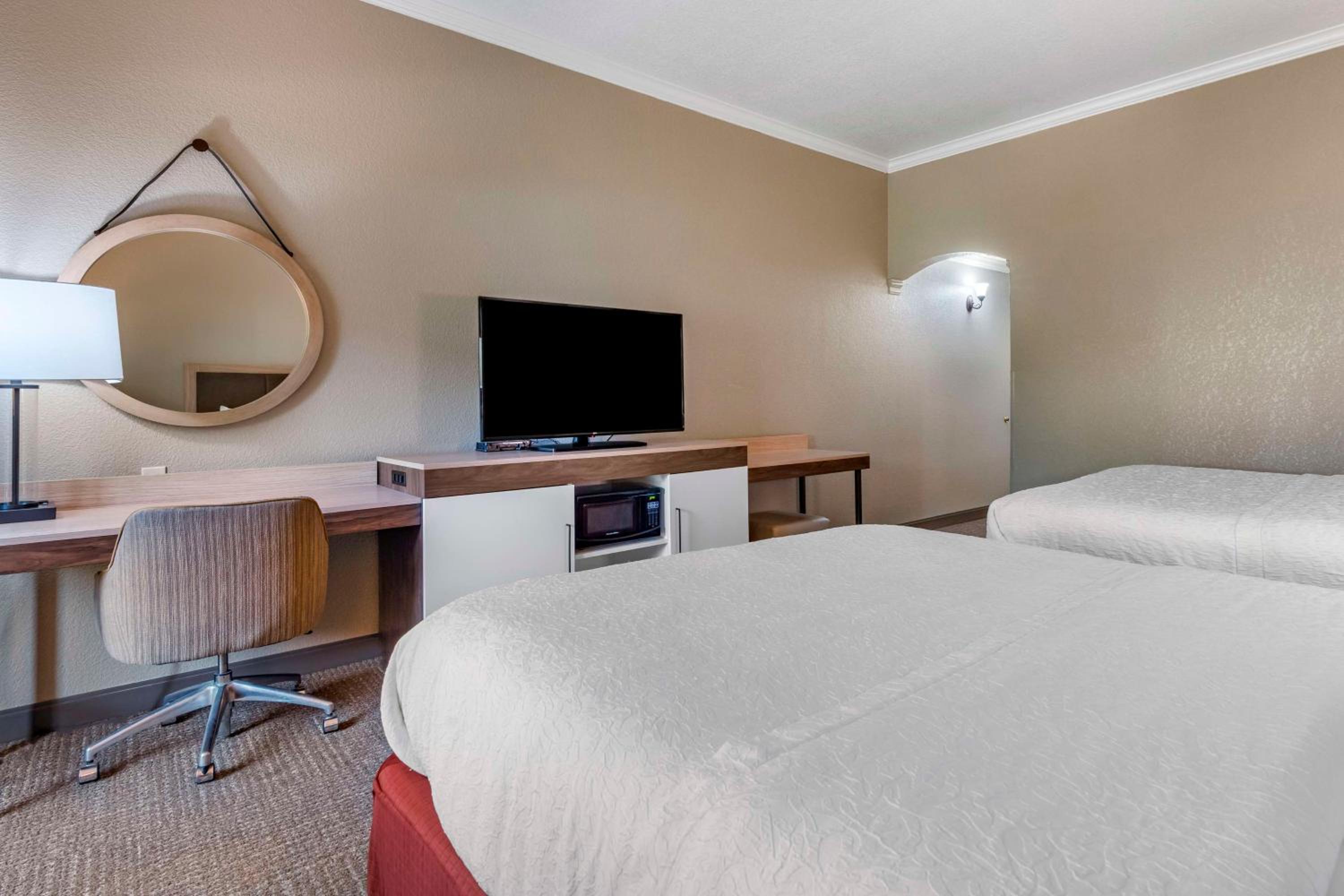 Queen Room with Two Queen Beds with City View  - Photo 4