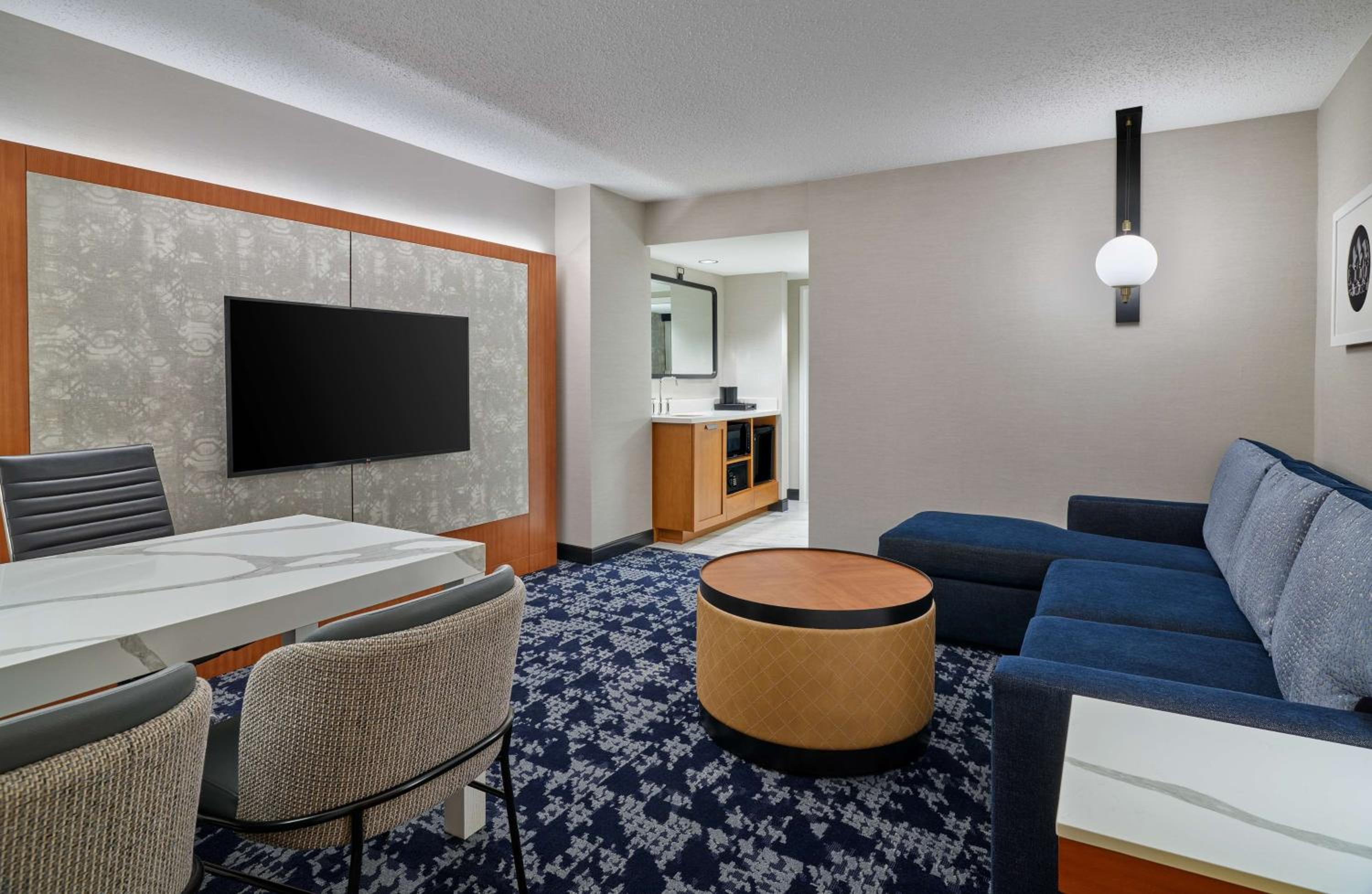 King Suite - Non-Smoking - Photo 3