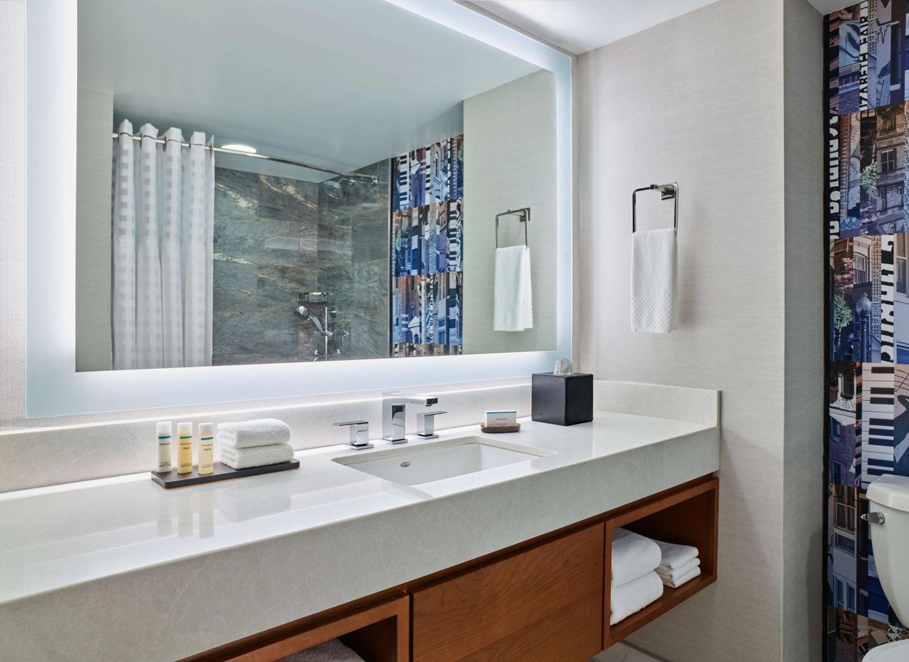 King Suite - Non-Smoking - Photo 2