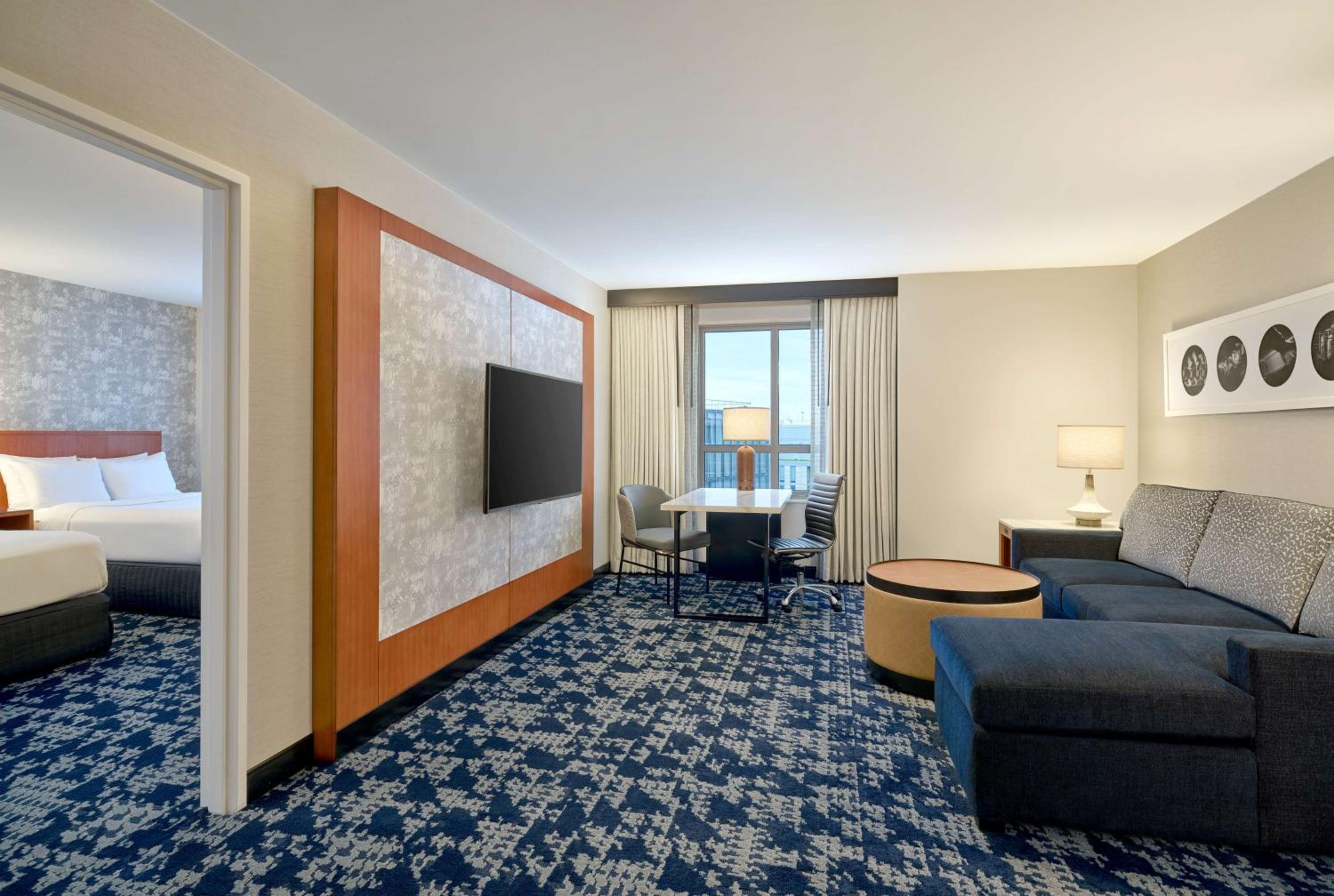 One-Bedroom Suite with Two Double Beds and Roll-in Shower - Mobility Access/Non-Smoking - Photo 4