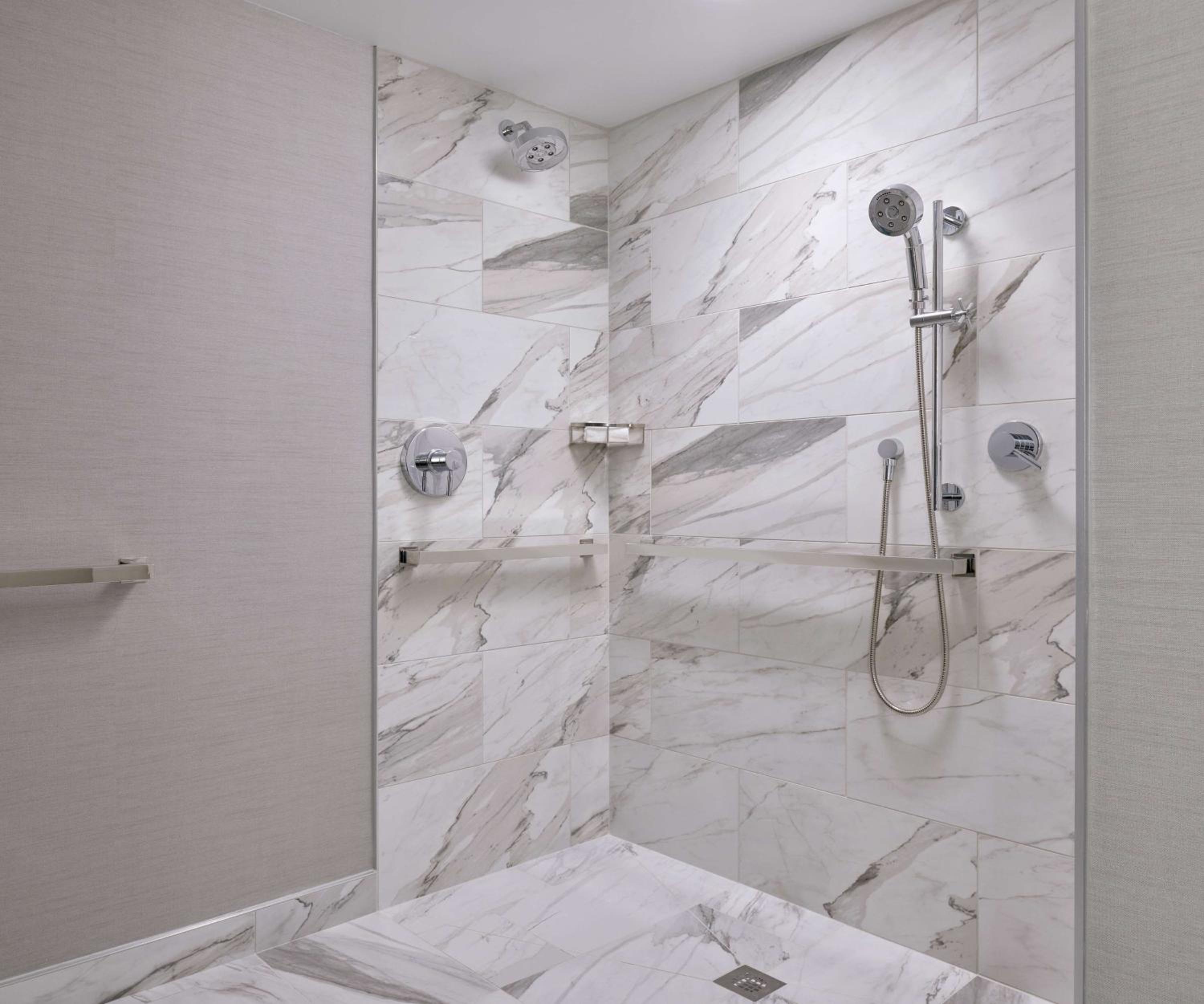 One-Bedroom Suite with Two Double Beds and Roll-in Shower - Mobility Access/Non-Smoking - Photo 9