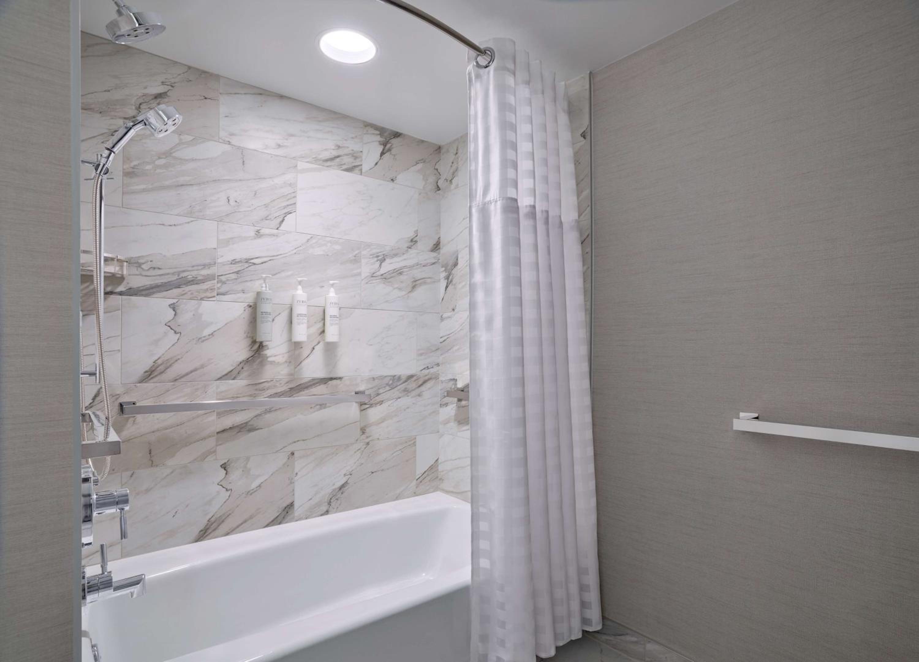 One-Bedroom Suite - Mobility Access/Bath Tub - Photo 7
