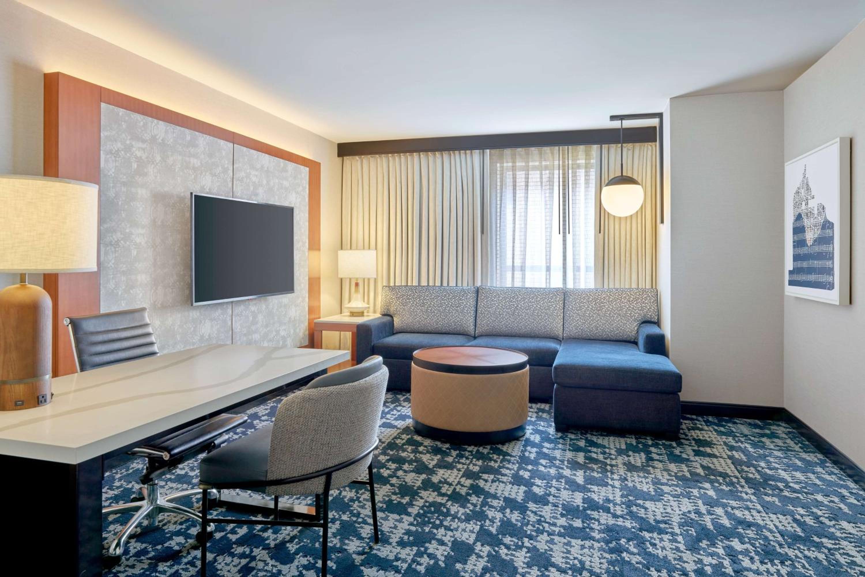 Double Suite with Two Double Beds - Corner Room - Non-Smoking - Photo 1