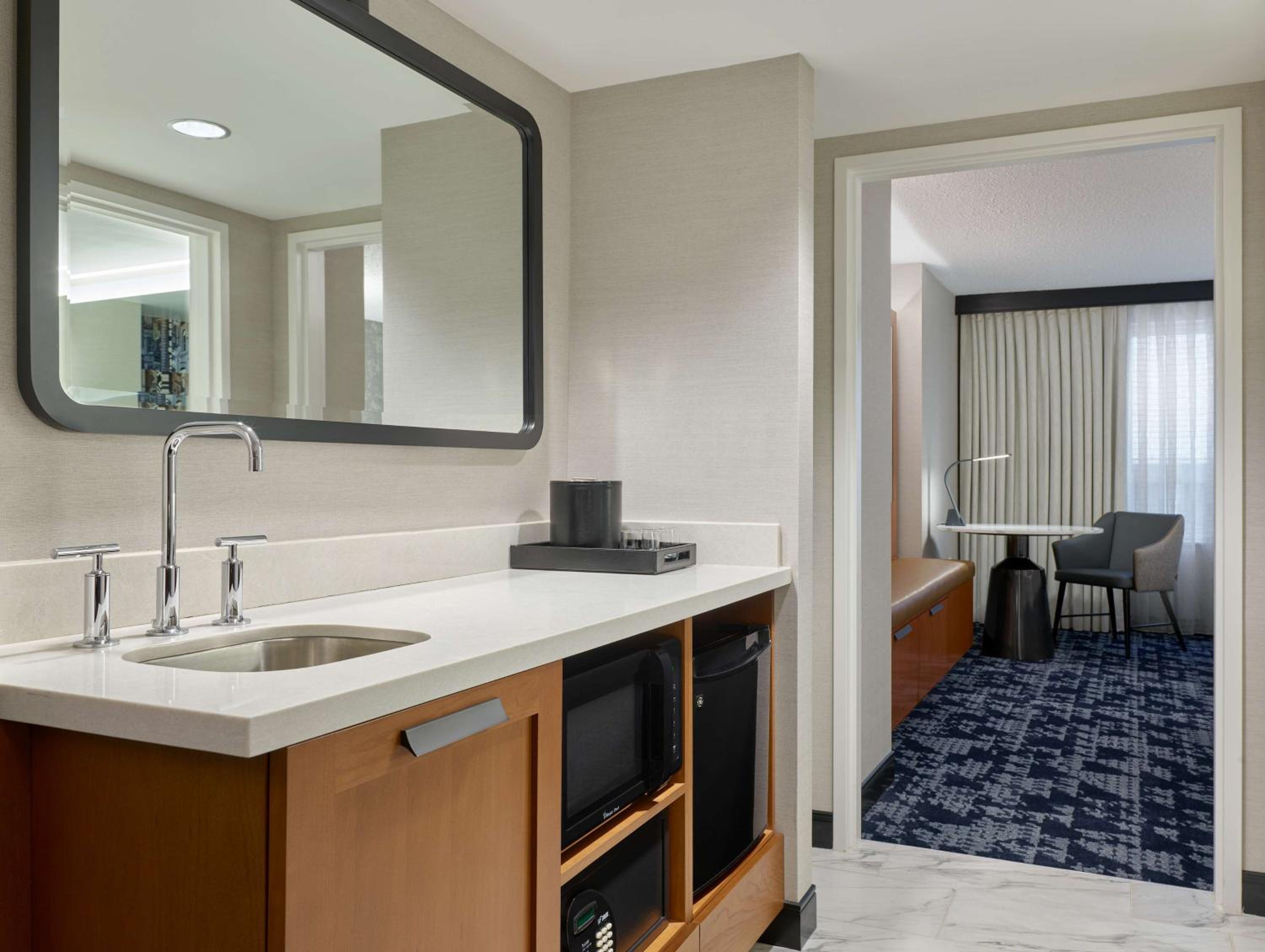 King Suite - Non-Smoking - Photo 6