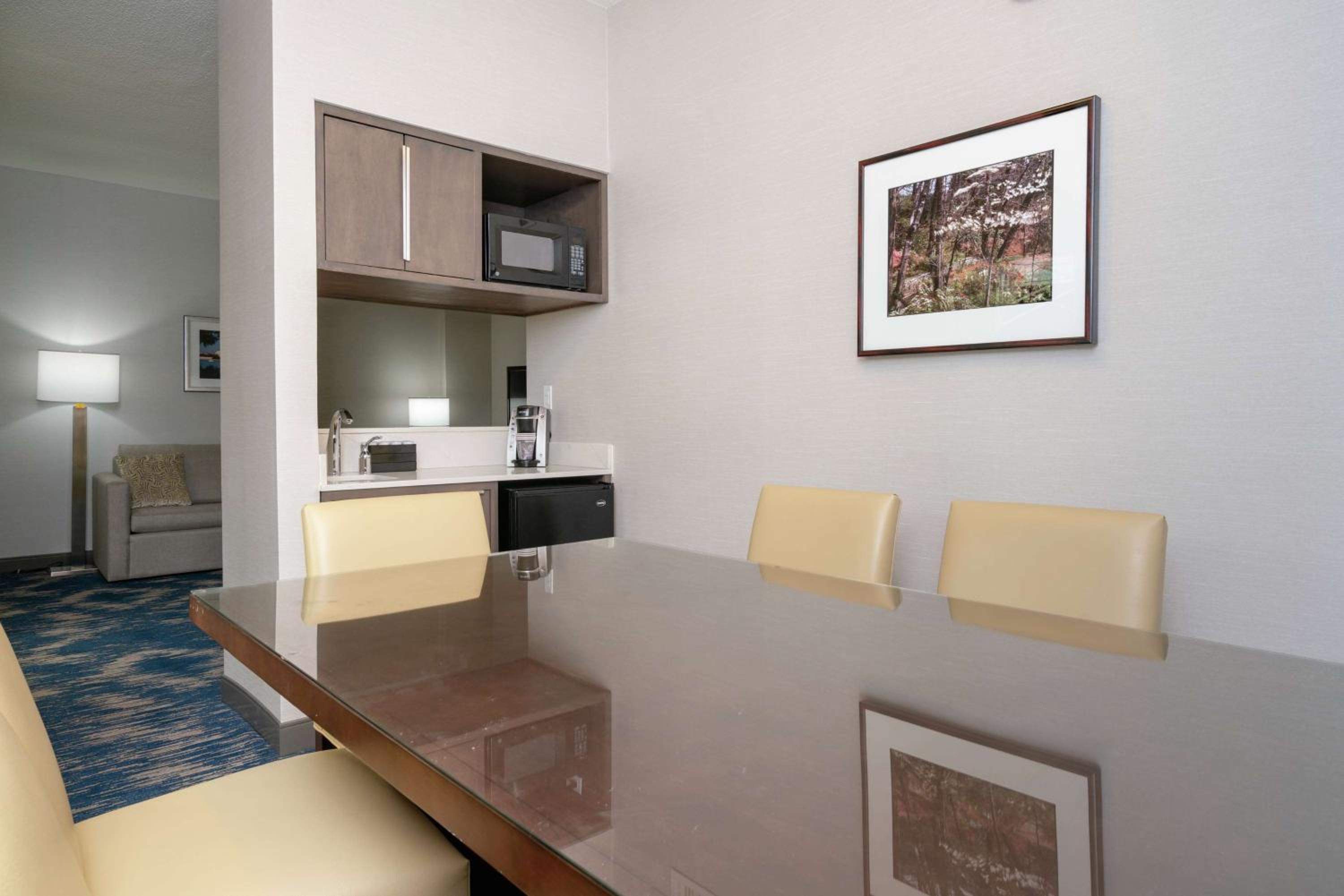 King Suite with Balcony - Photo 4