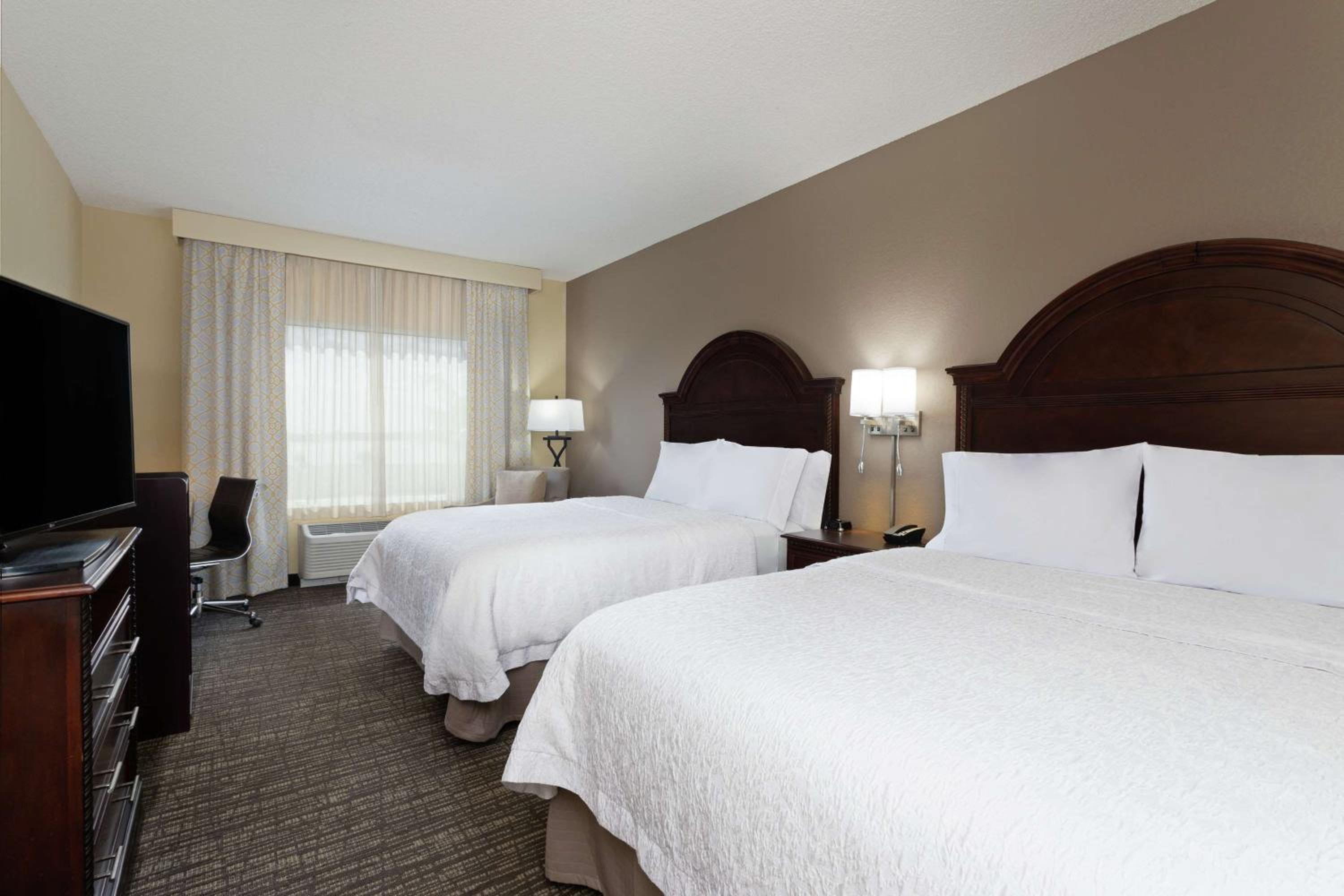 Queen Room with Two Queen Beds - Mobility Access/Non-Smoking - Photo 2