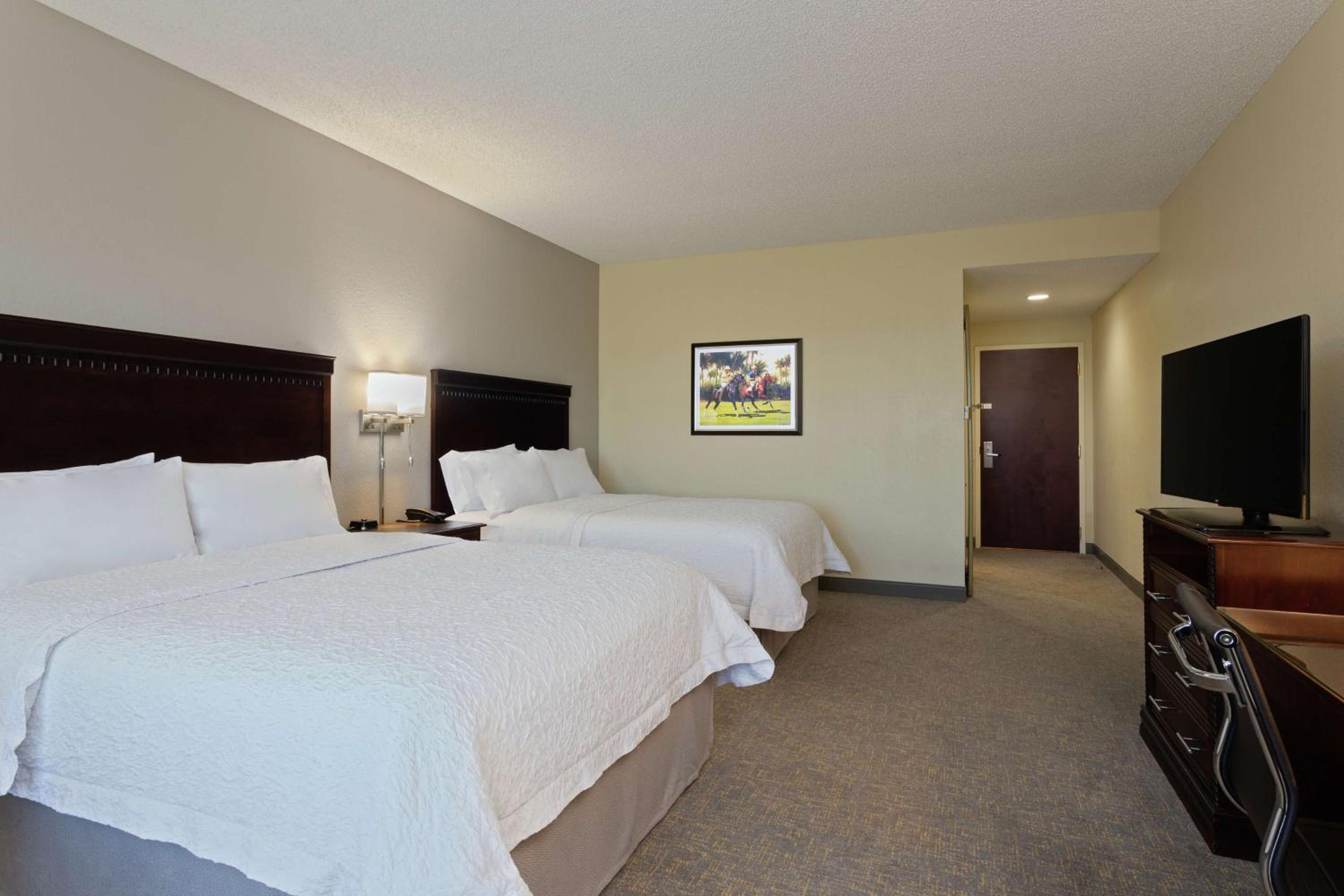 Queen Room with Two Queen Beds - Non-Smoking - Photo 3