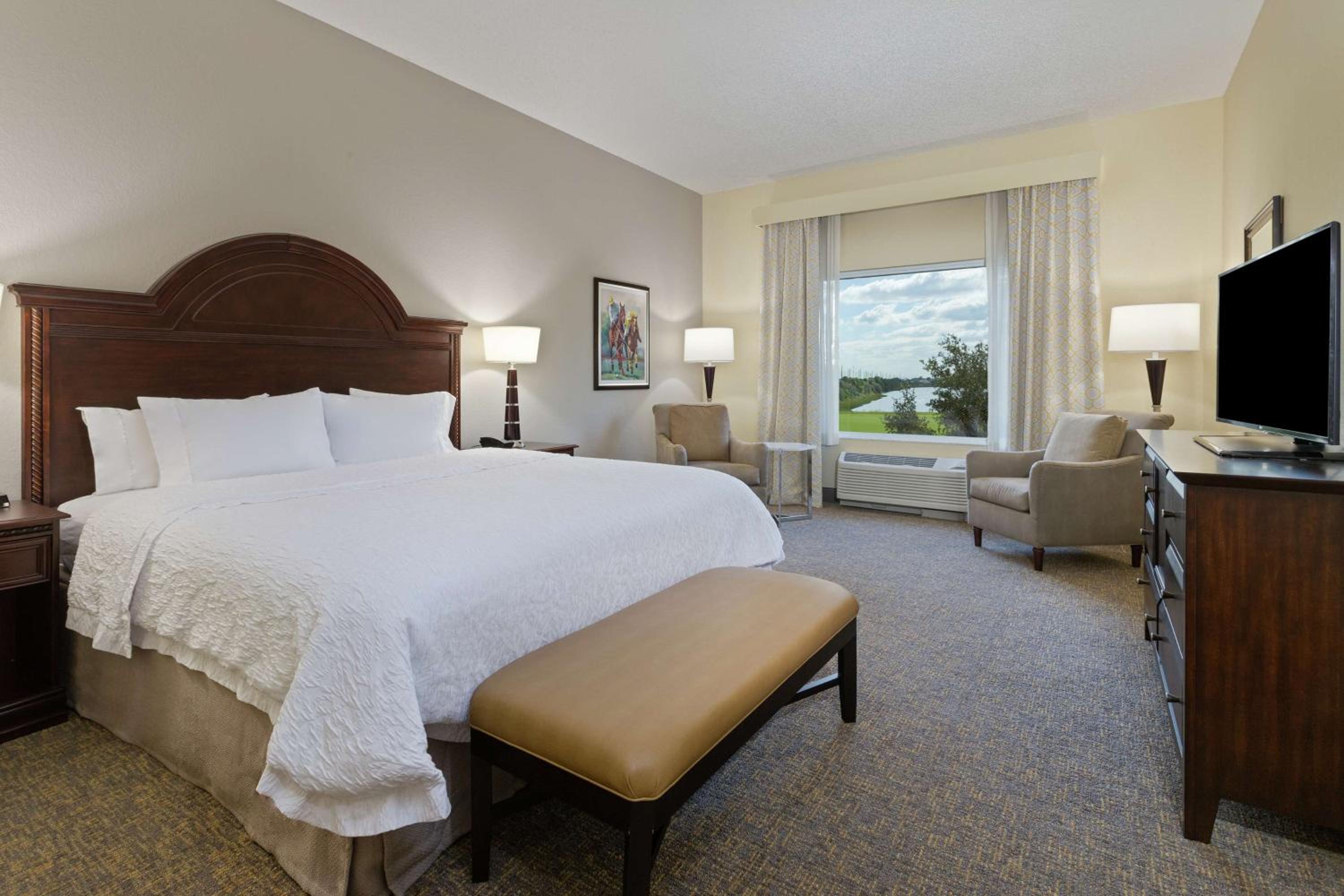 King Suite with Lake View - Non-Smoking - Photo 2