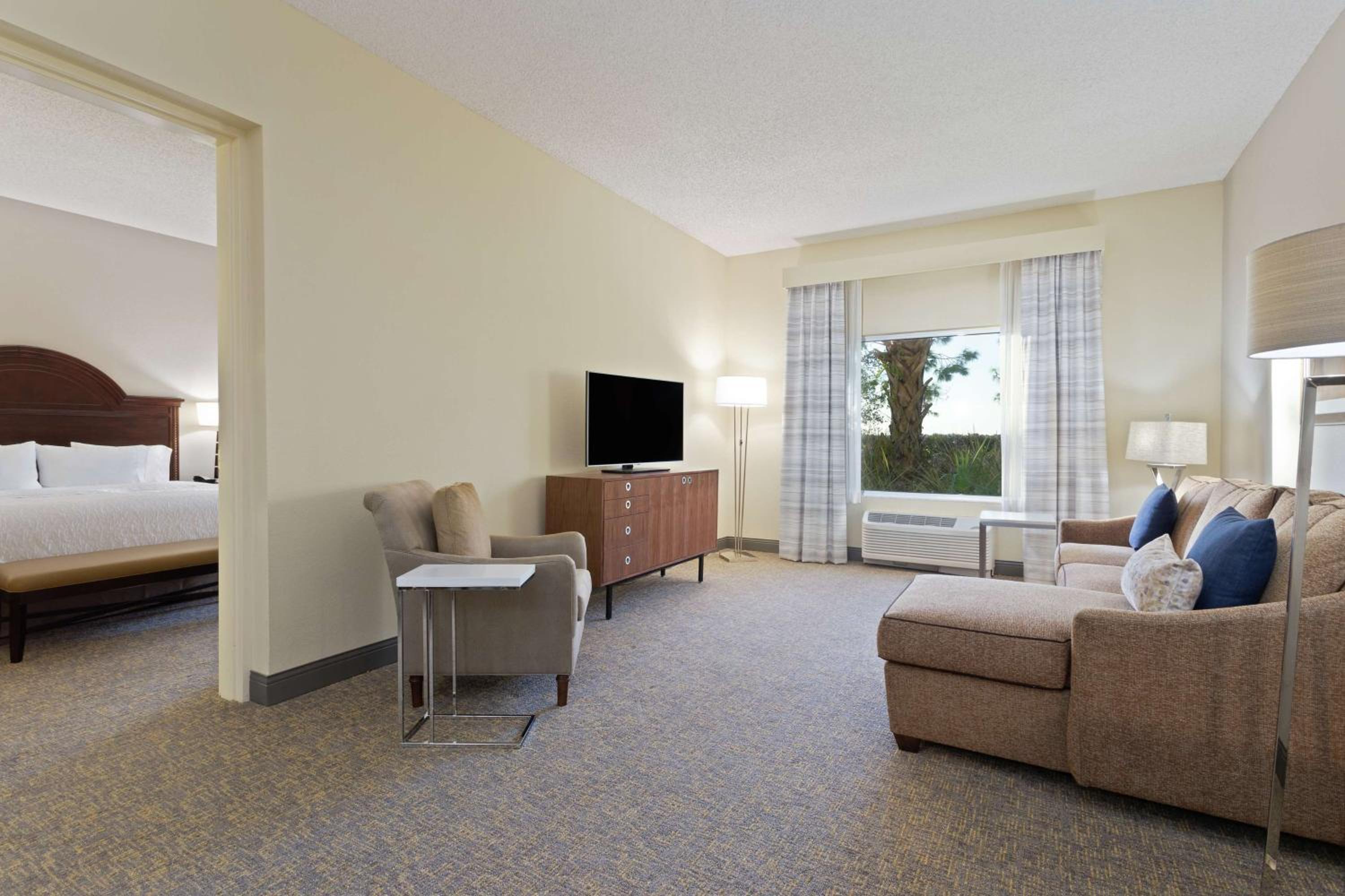 Non-Smoking Apartment - Photo 4