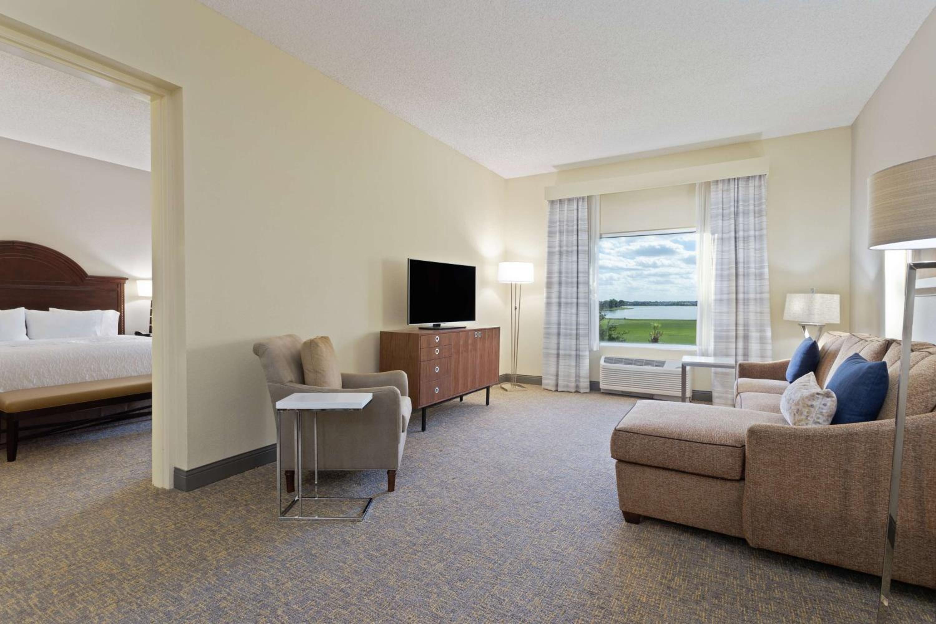 King Suite with Lake View - Non-Smoking - Photo 4