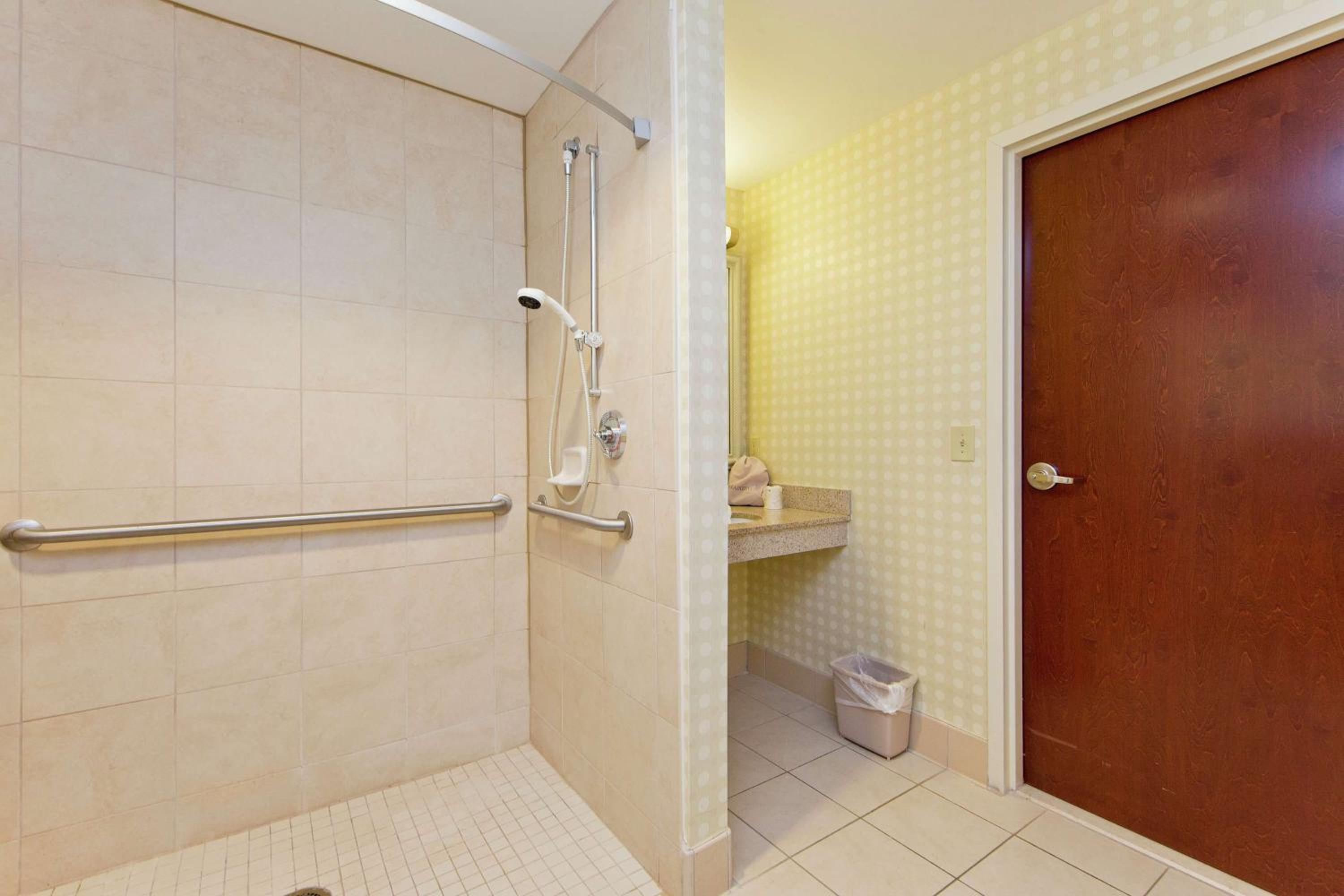 King Room With Tub - Mobility And Hearing Access - Photo 7