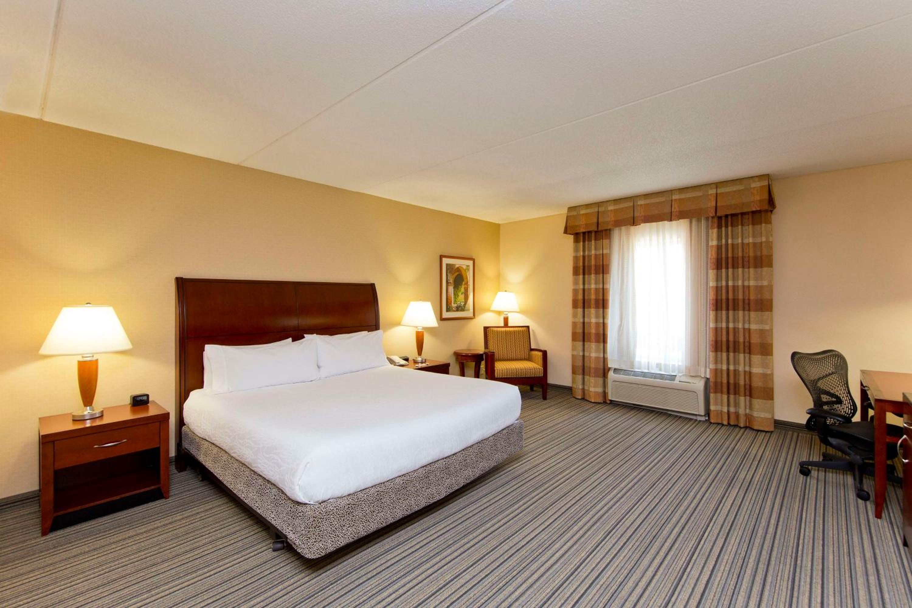 King Room With Tub - Mobility And Hearing Access - Photo 4