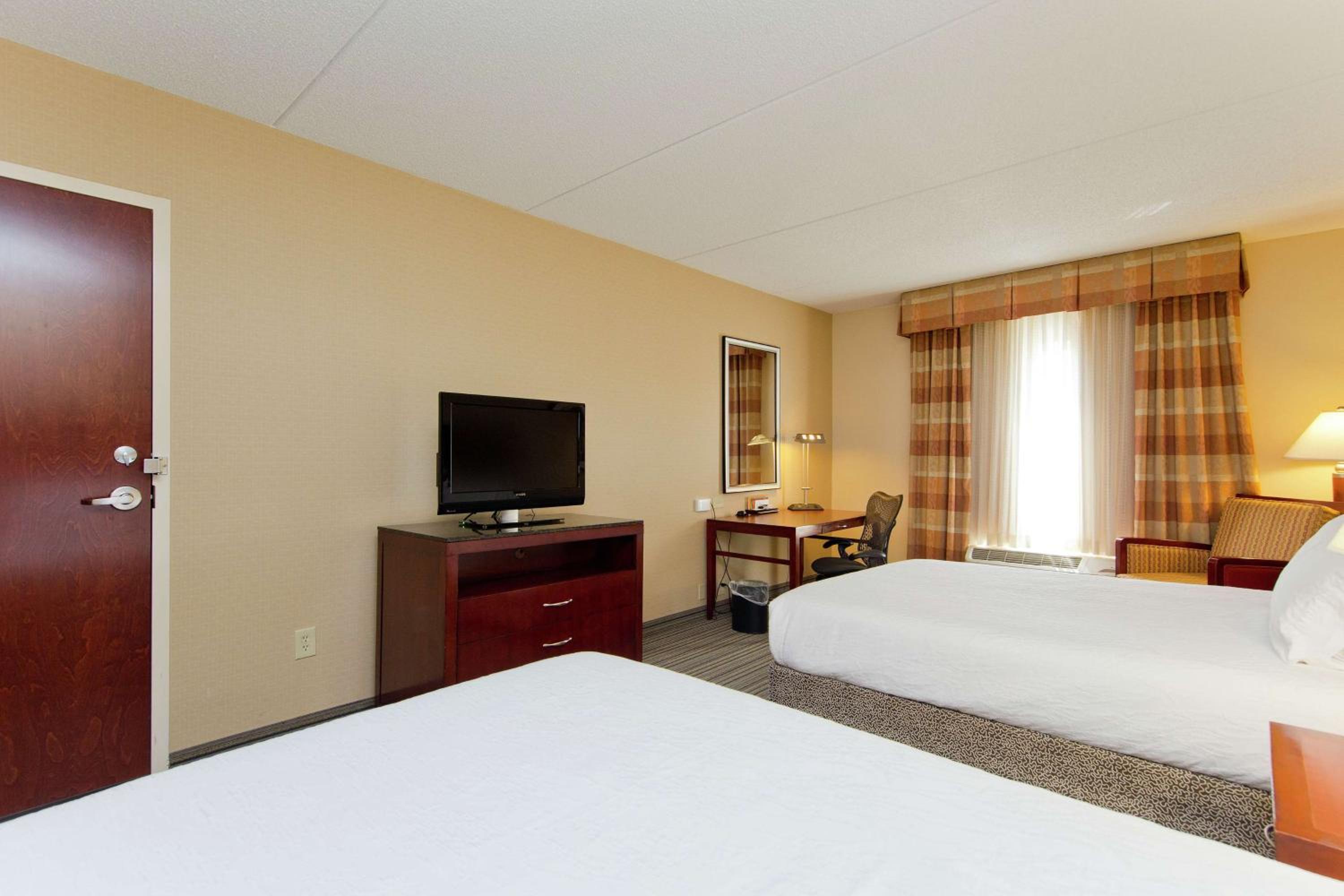Queen Room with Two Queen Beds - Photo 4