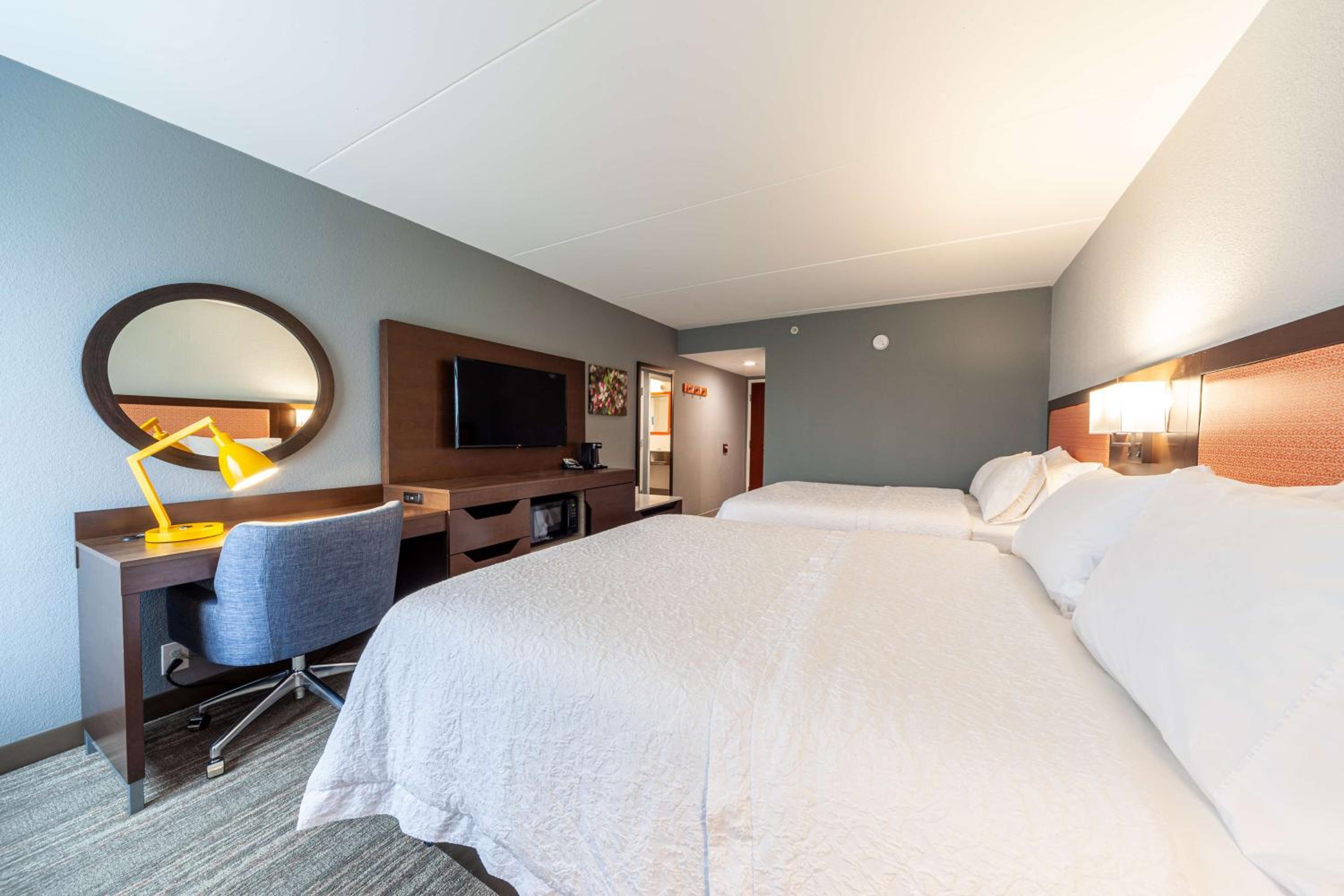Queen Room with Two Queen Beds - Photo 2