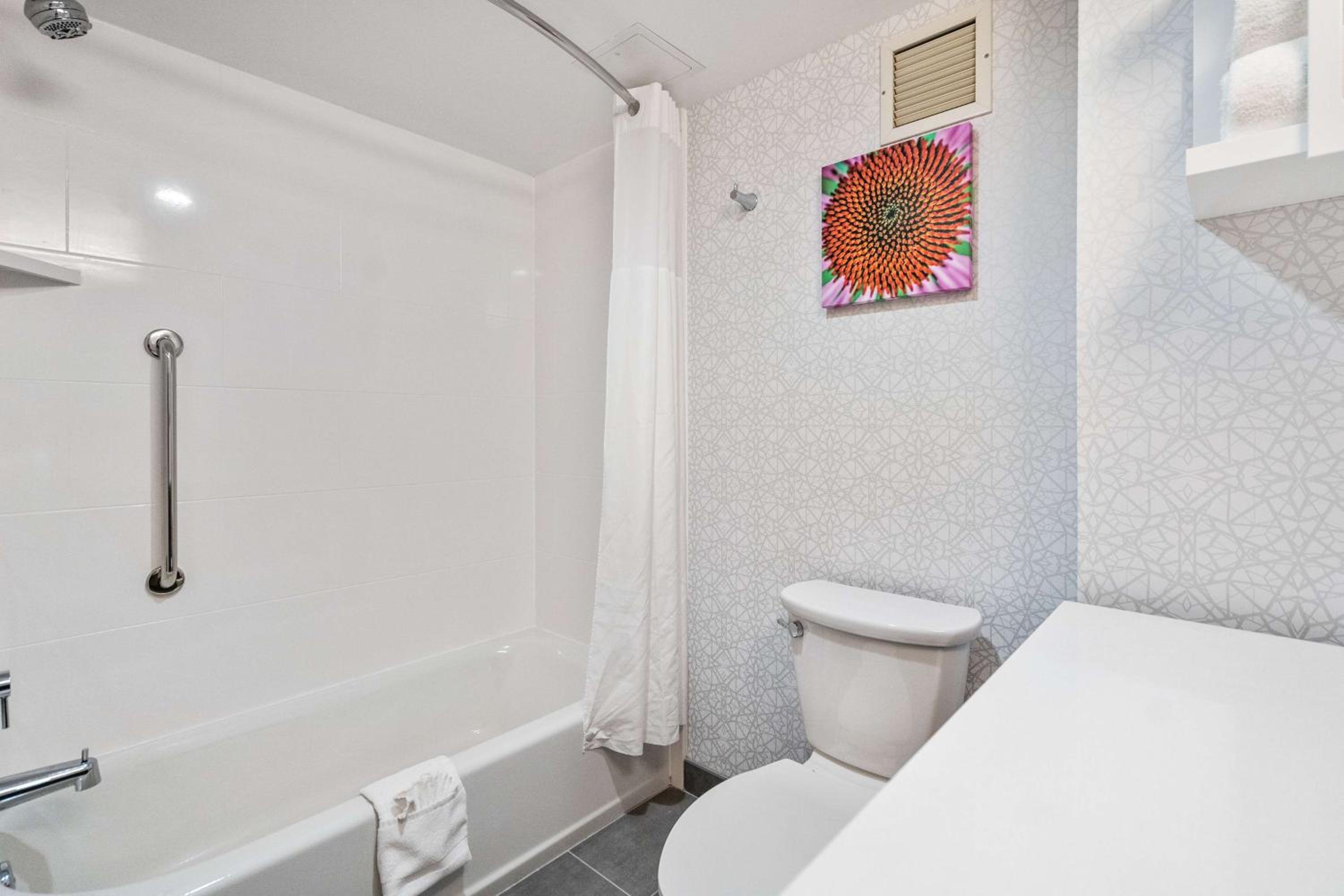 Queen Room with Two Queen Beds - Photo 3