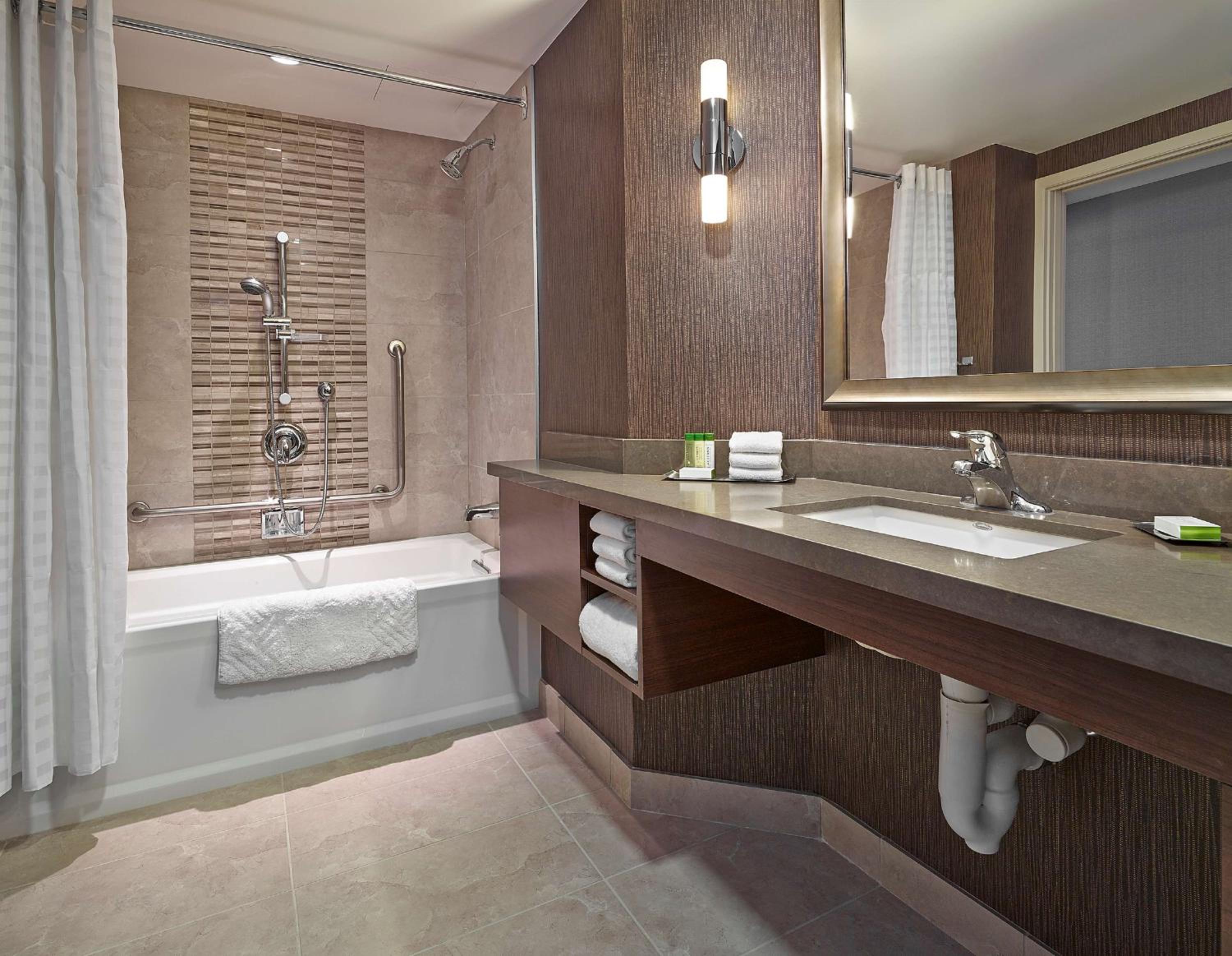 One-Bedroom King Room with Bath Tub - Mobility Accessible