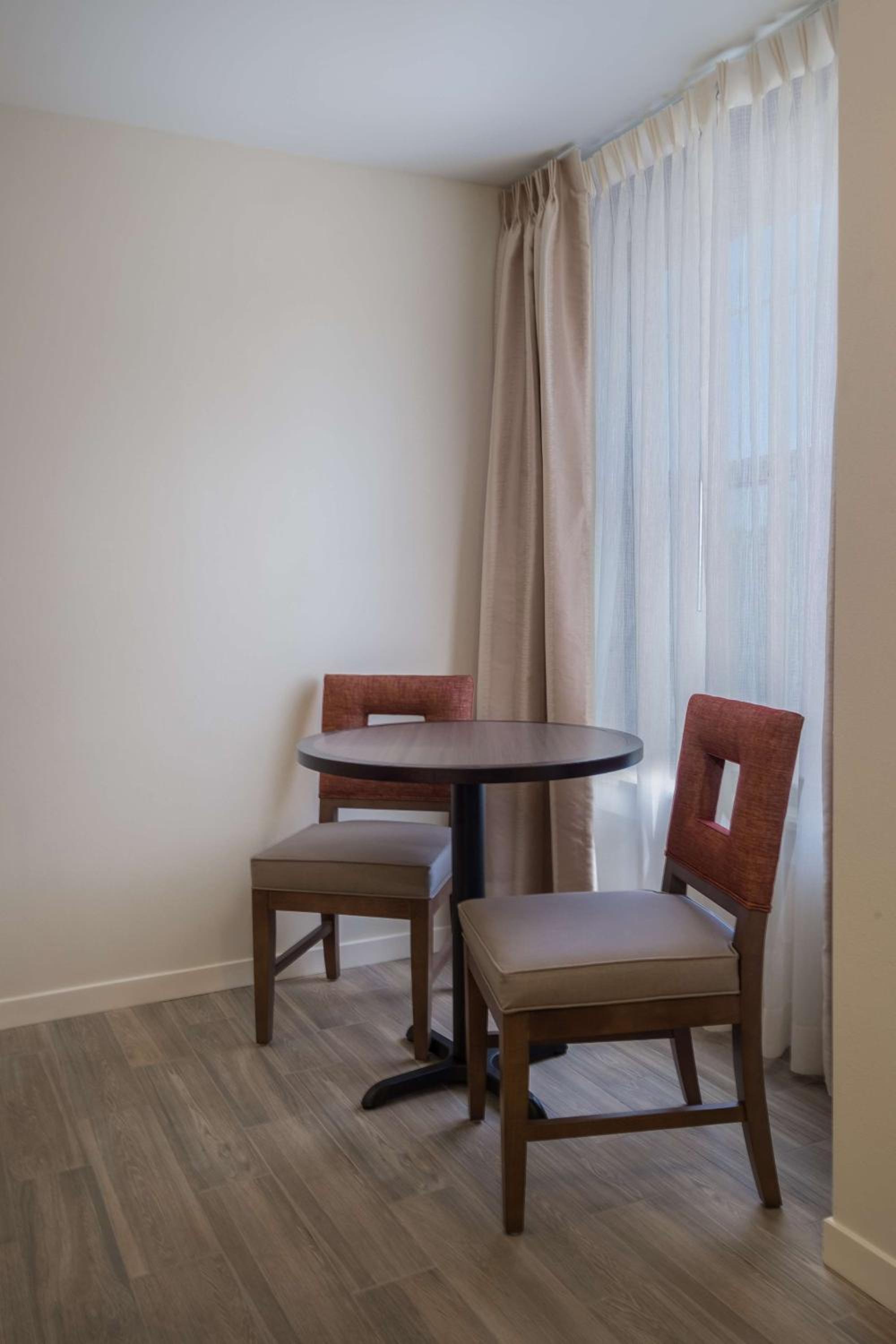 Queen Studio Suite with Two Queen Beds - Non-Smoking - Photo 4