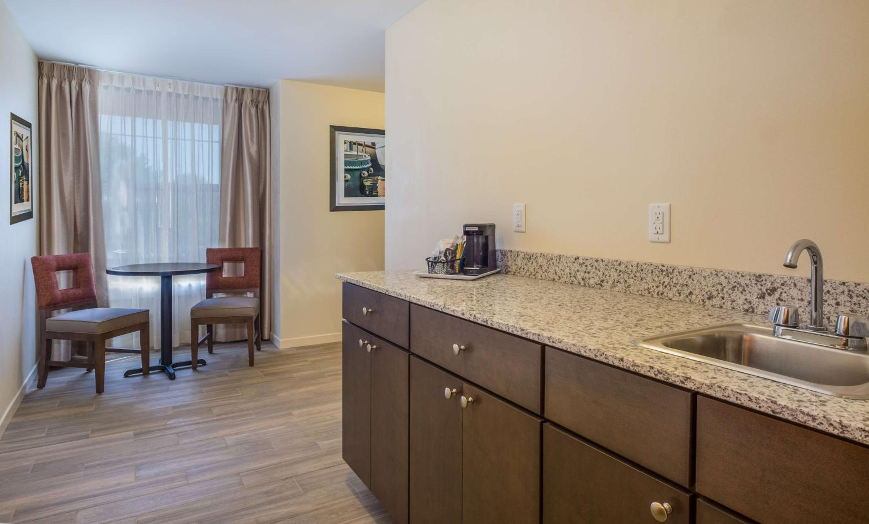Queen Studio Suite with Two Queen Beds - Non-Smoking - Photo 6