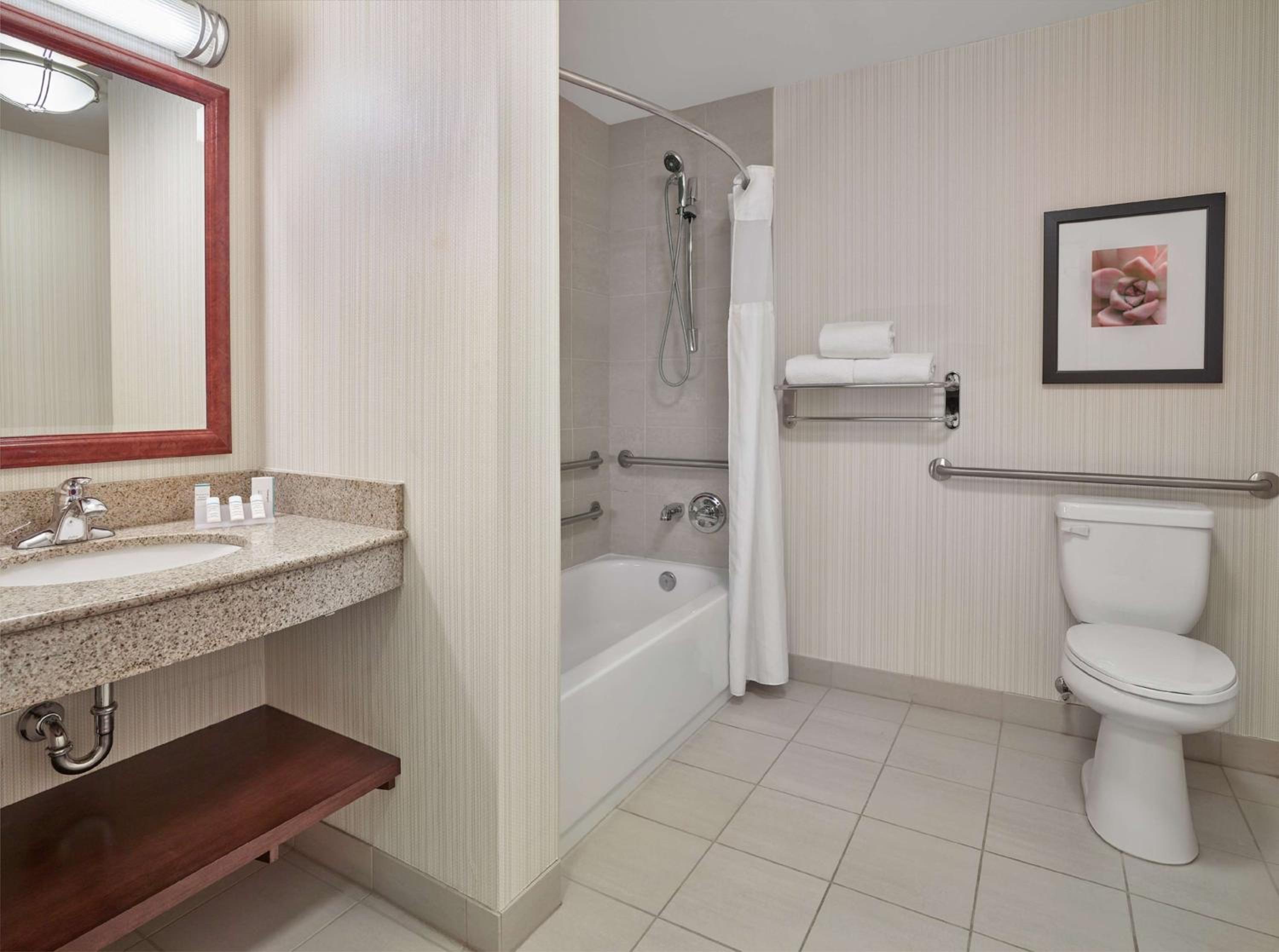 Queen Room with Two Queen Beds - Disability Access - Photo 2