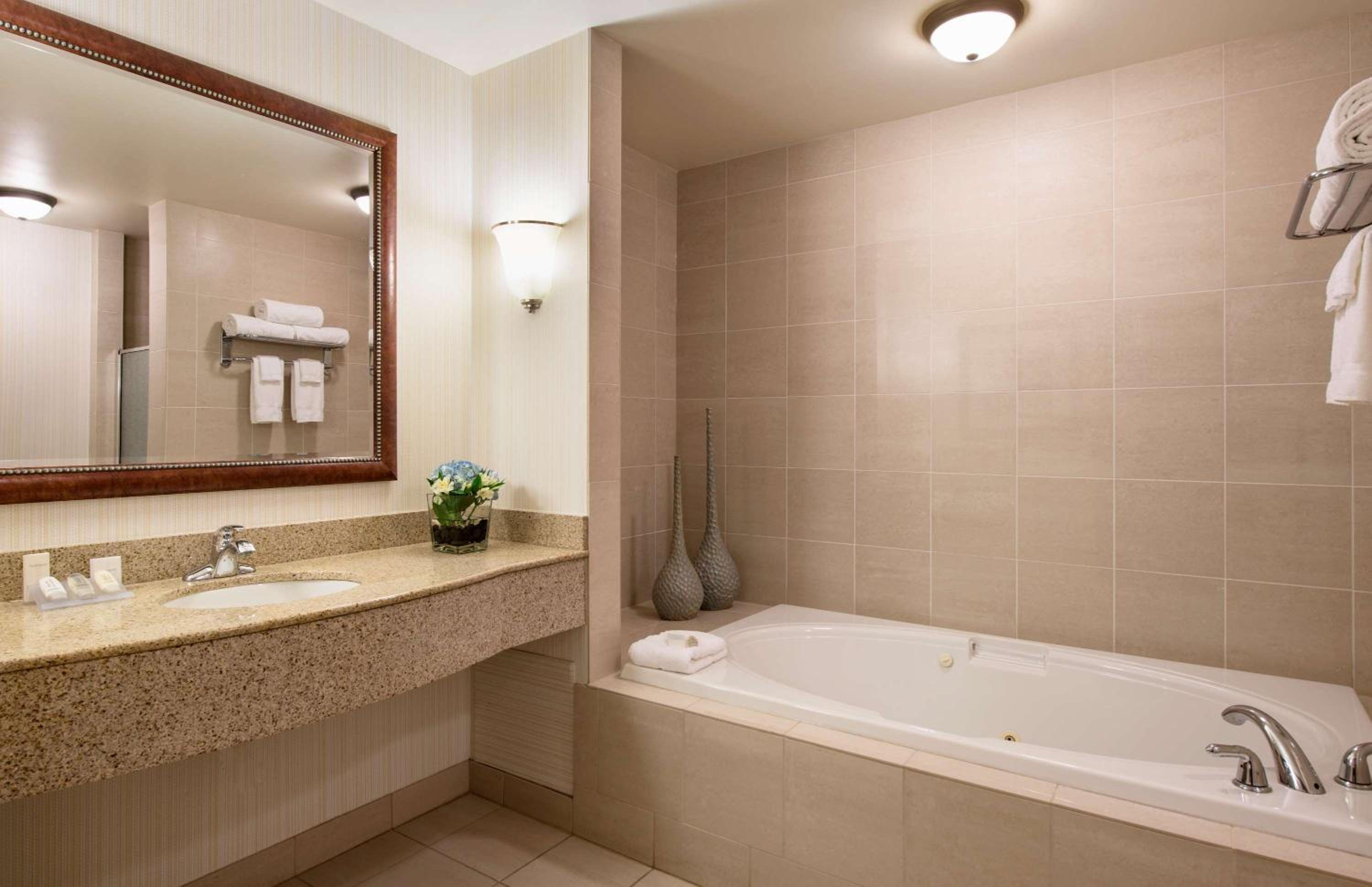One-Bedroom King Suite with Sofa Bed - Photo 3