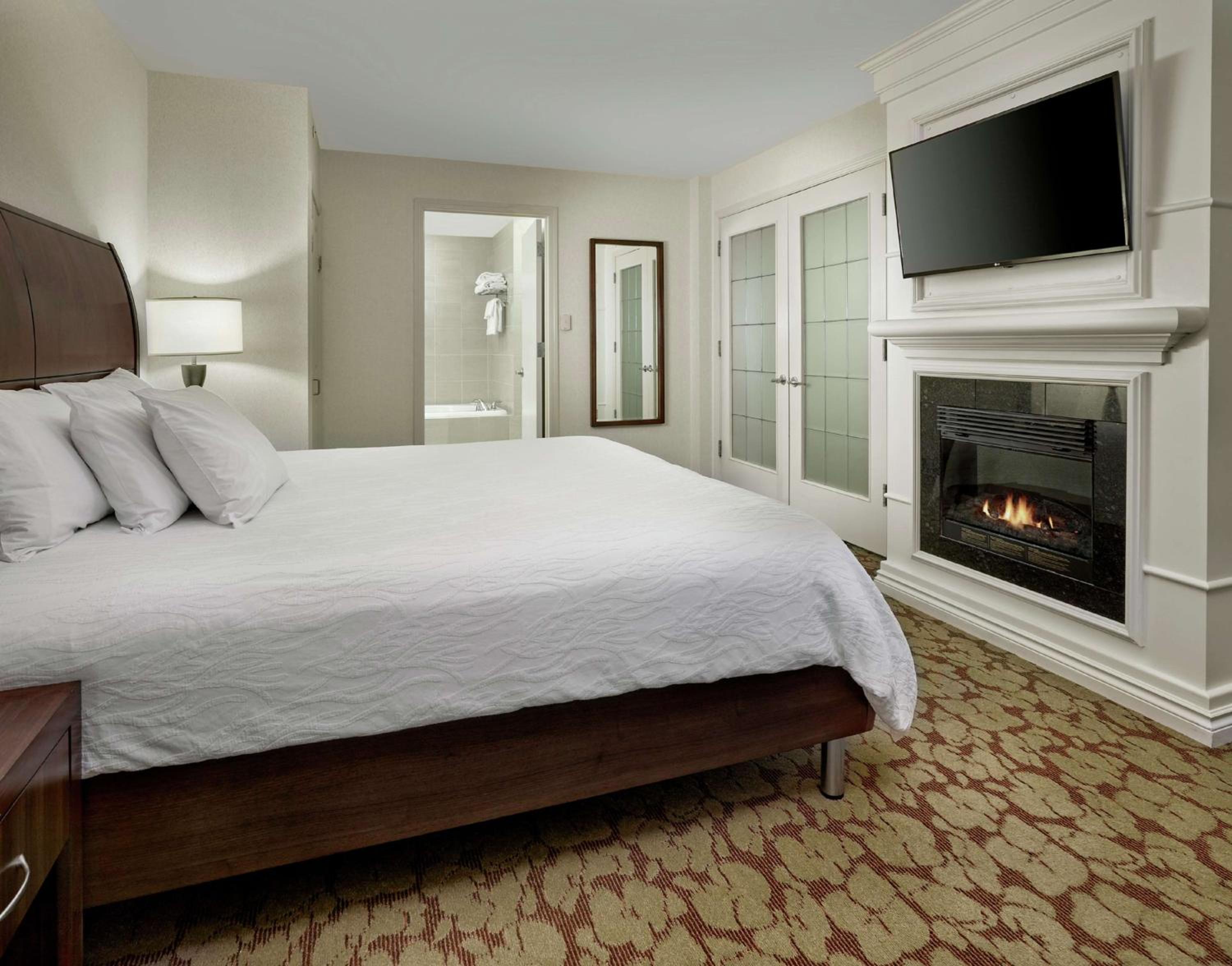 One-Bedroom King Suite with Sofa Bed - Photo 4