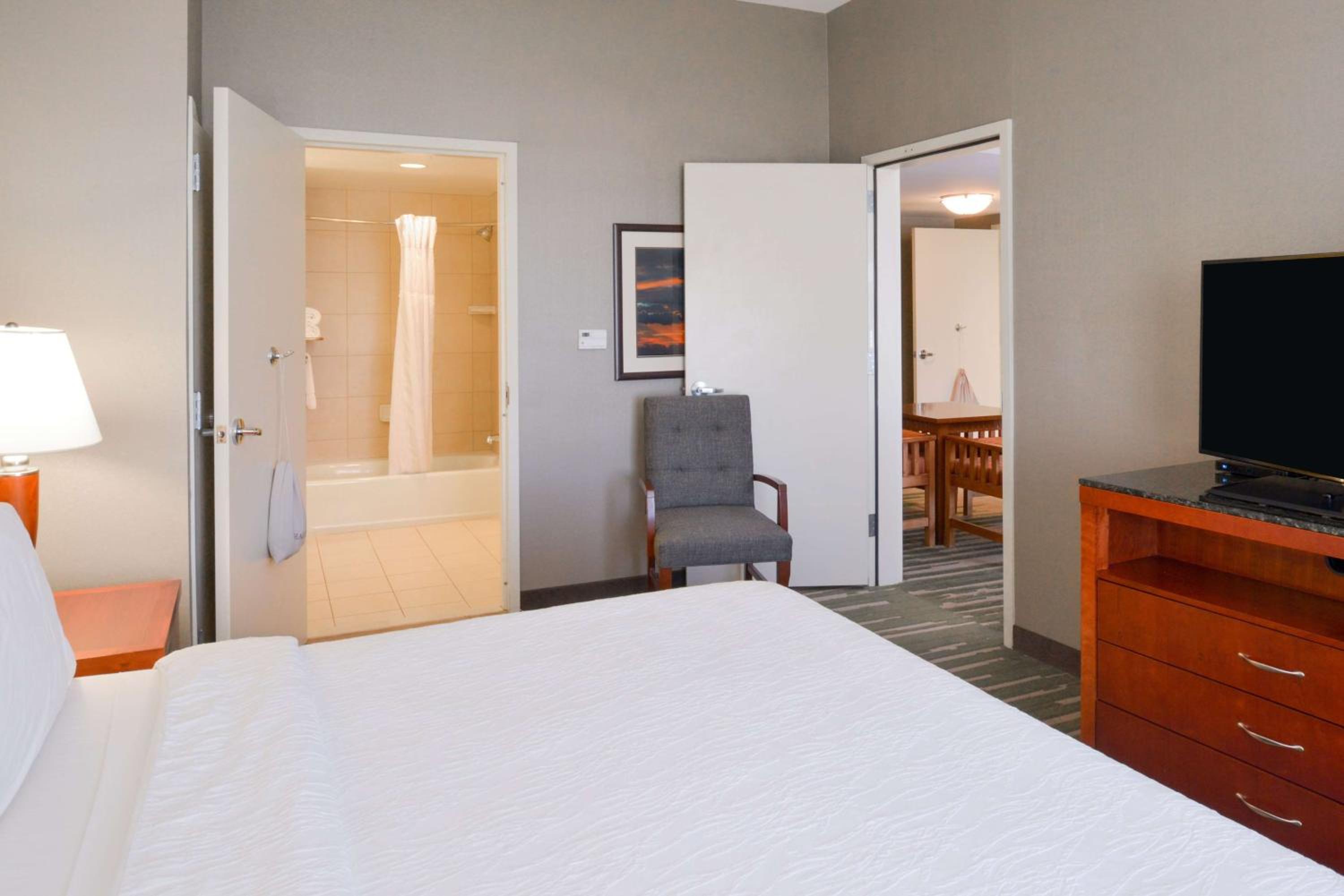 One-Bedroom King Suite with Mobility Accessible Shower - Photo 5