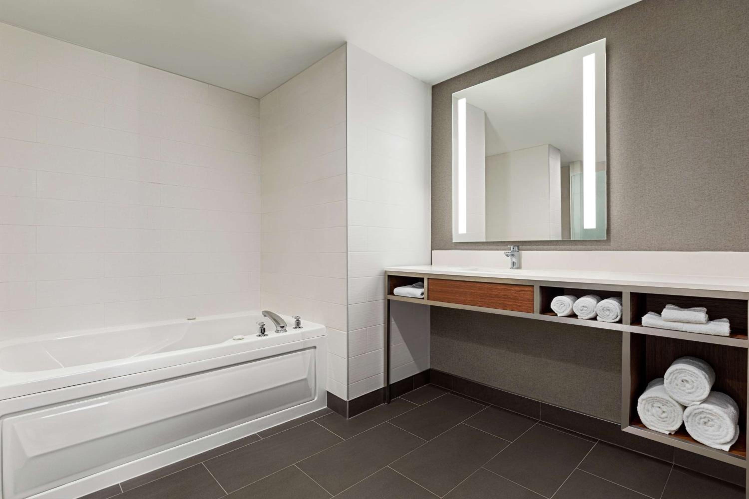 Junior King Suite with Sofa Bed - Photo 4