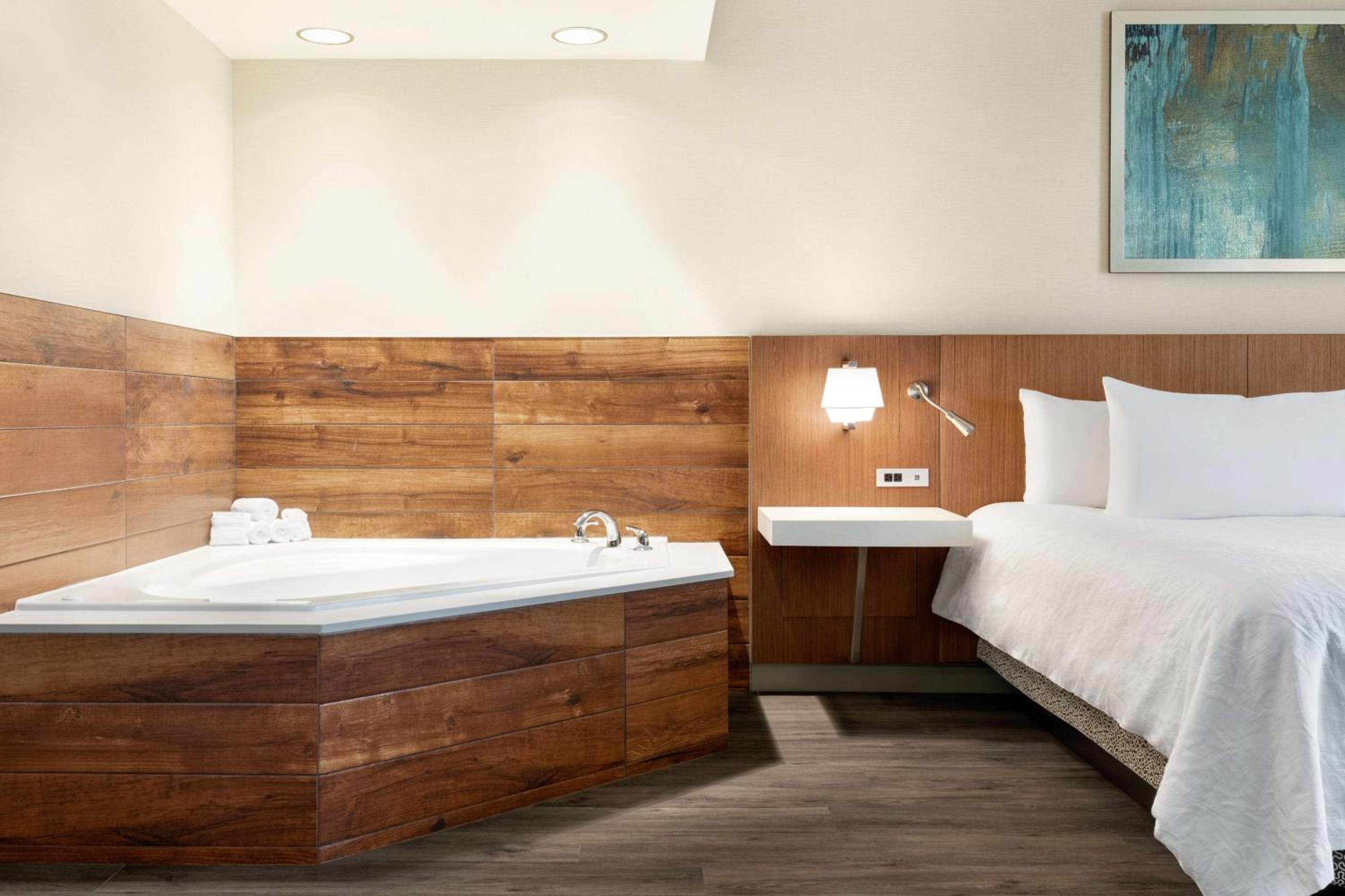 One-Bedroom King Suite with Spa Tub photo 3
