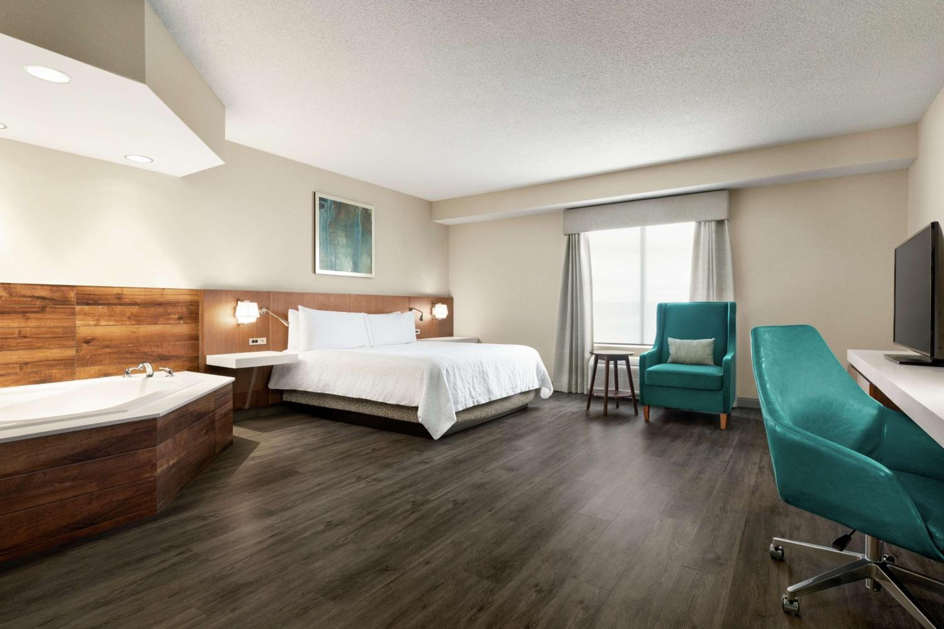 One-Bedroom King Suite with Spa Tub