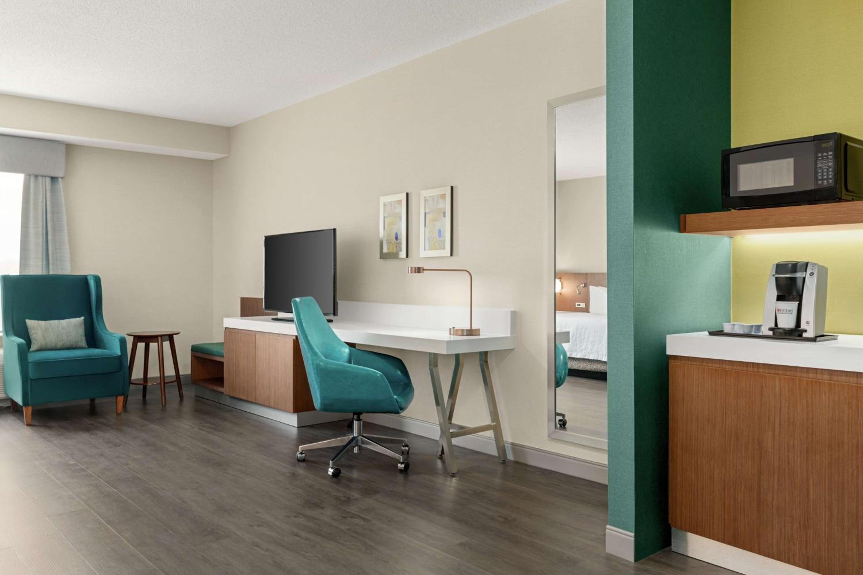 One-Bedroom King Suite with Spa Tub photo 2