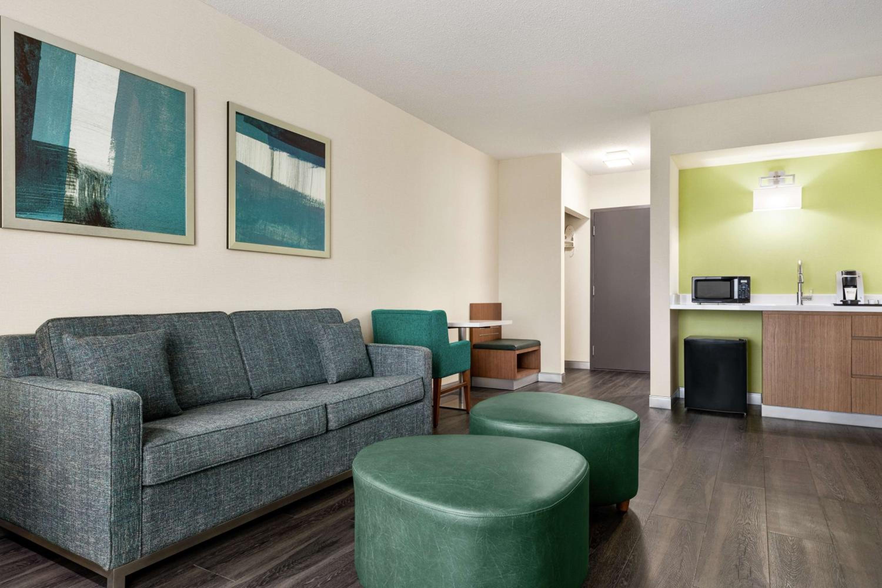 Junior King Suite with Sofa Bed - Photo 5